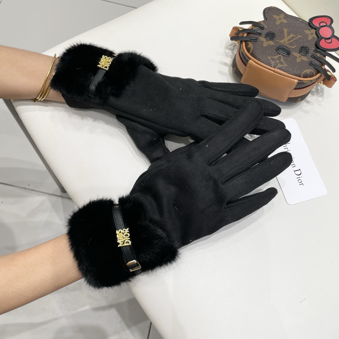 Dior迪奥羊毛手套👍值得对比。。同款不同品质，秒杀市场差产品，千🙌经典不过时款.喜欢可以入手了，这种品