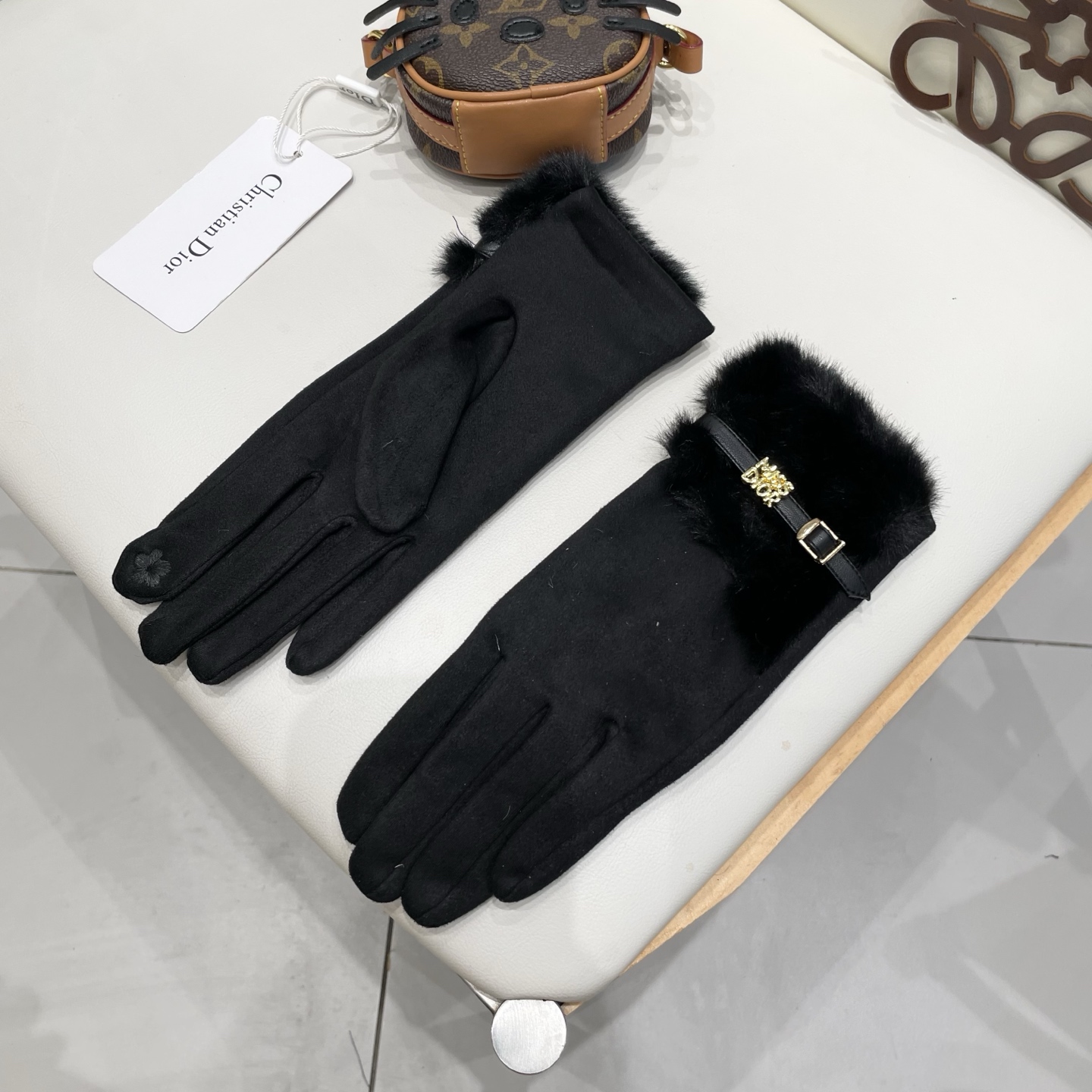 Dior迪奥羊毛手套👍值得对比。。同款不同品质，秒杀市场差产品，千🙌经典不过时款.喜欢可以入手了，这种品