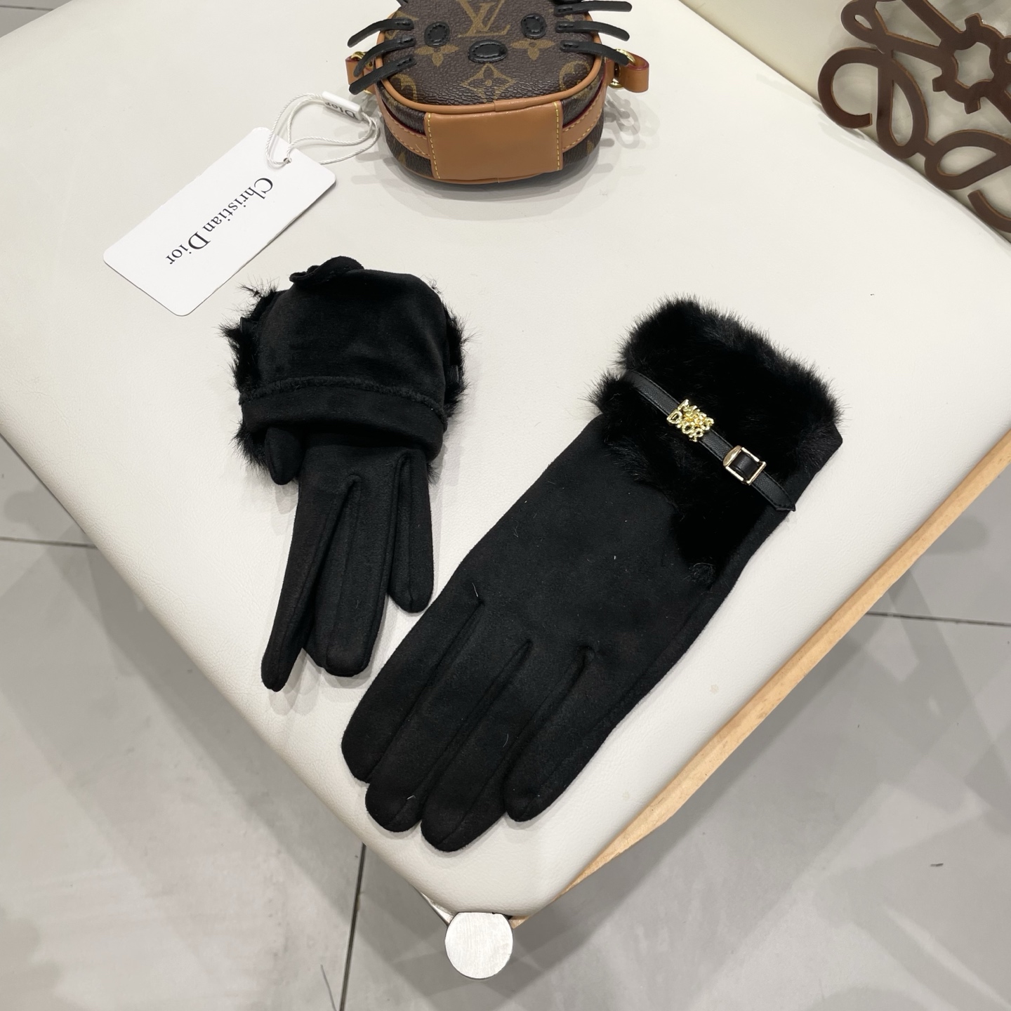 Dior迪奥羊毛手套👍值得对比。。同款不同品质，秒杀市场差产品，千🙌经典不过时款.喜欢可以入手了，这种品