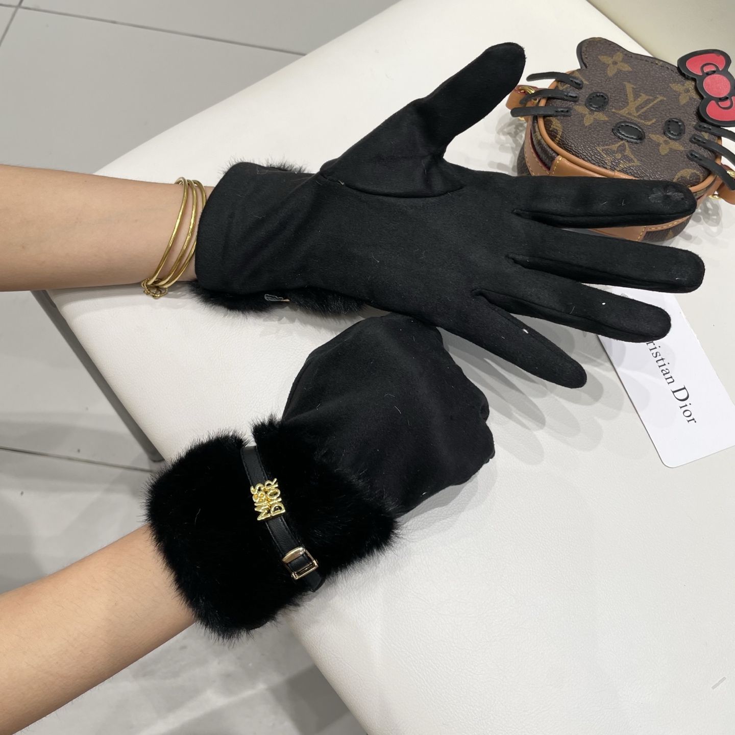 Dior迪奥羊毛手套👍值得对比。。同款不同品质，秒杀市场差产品，千🙌经典不过时款.喜欢可以入手了，这种品