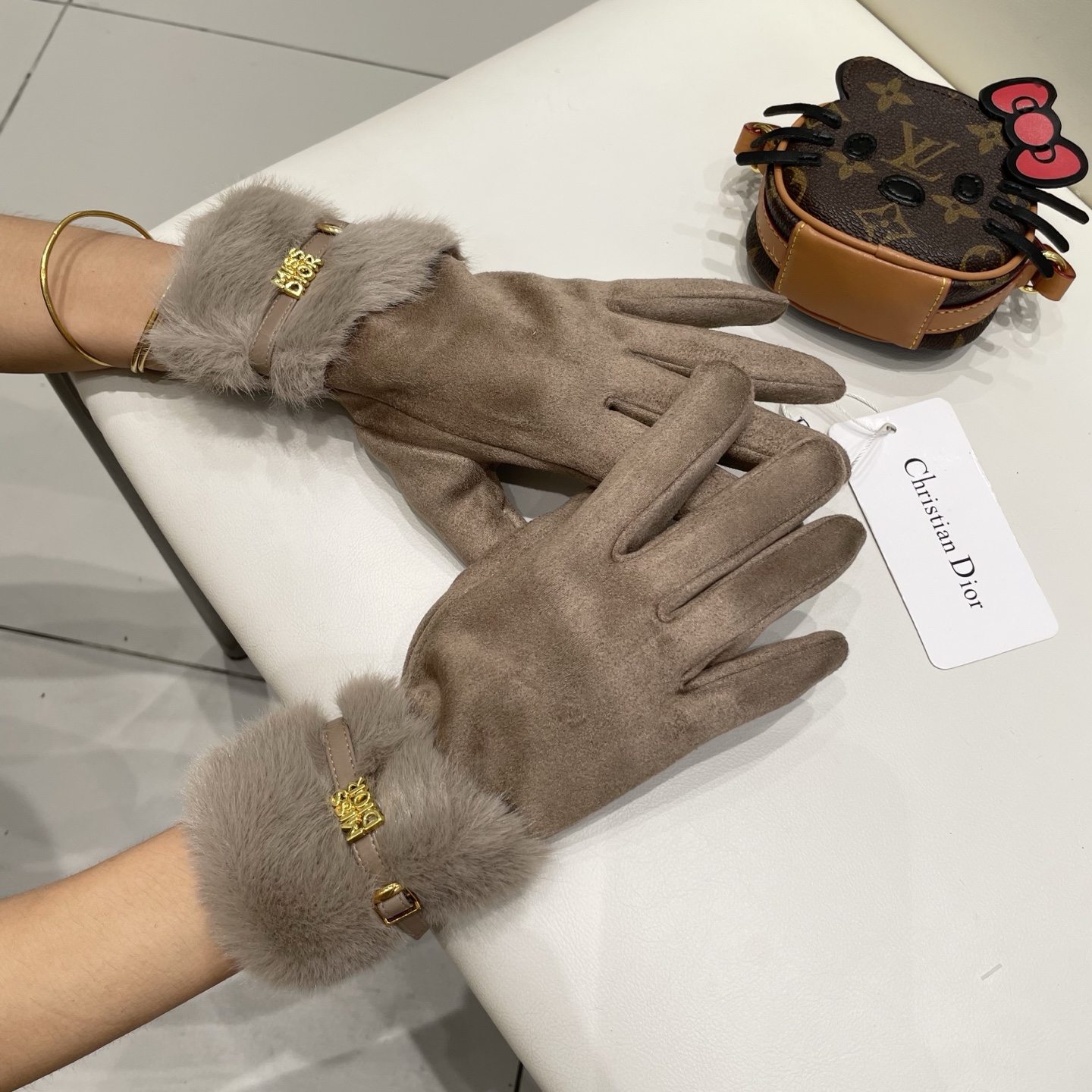 Dior迪奥羊毛手套👍值得对比。。同款不同品质，秒杀市场差产品，千🙌经典不过时款.喜欢可以入手了，这种品