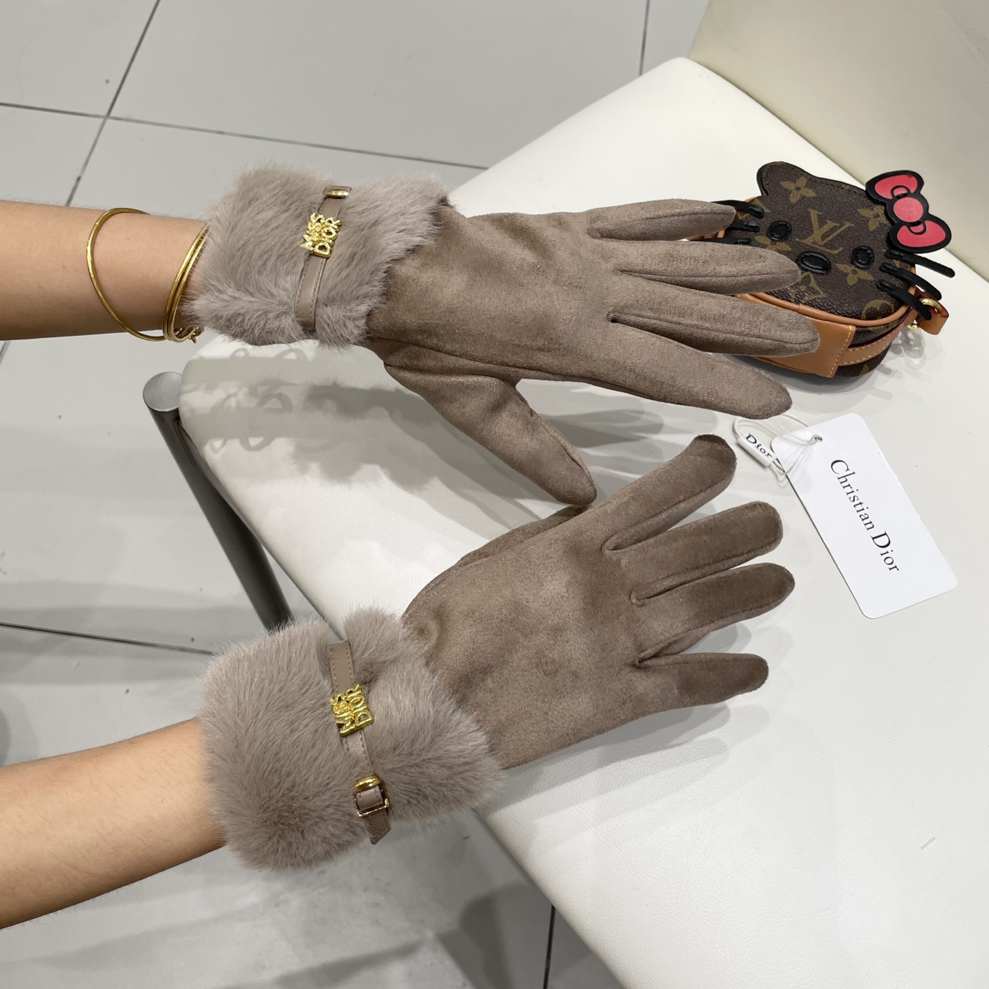 Dior迪奥羊毛手套👍值得对比。。同款不同品质，秒杀市场差产品，千🙌经典不过时款.喜欢可以入手了，这种品