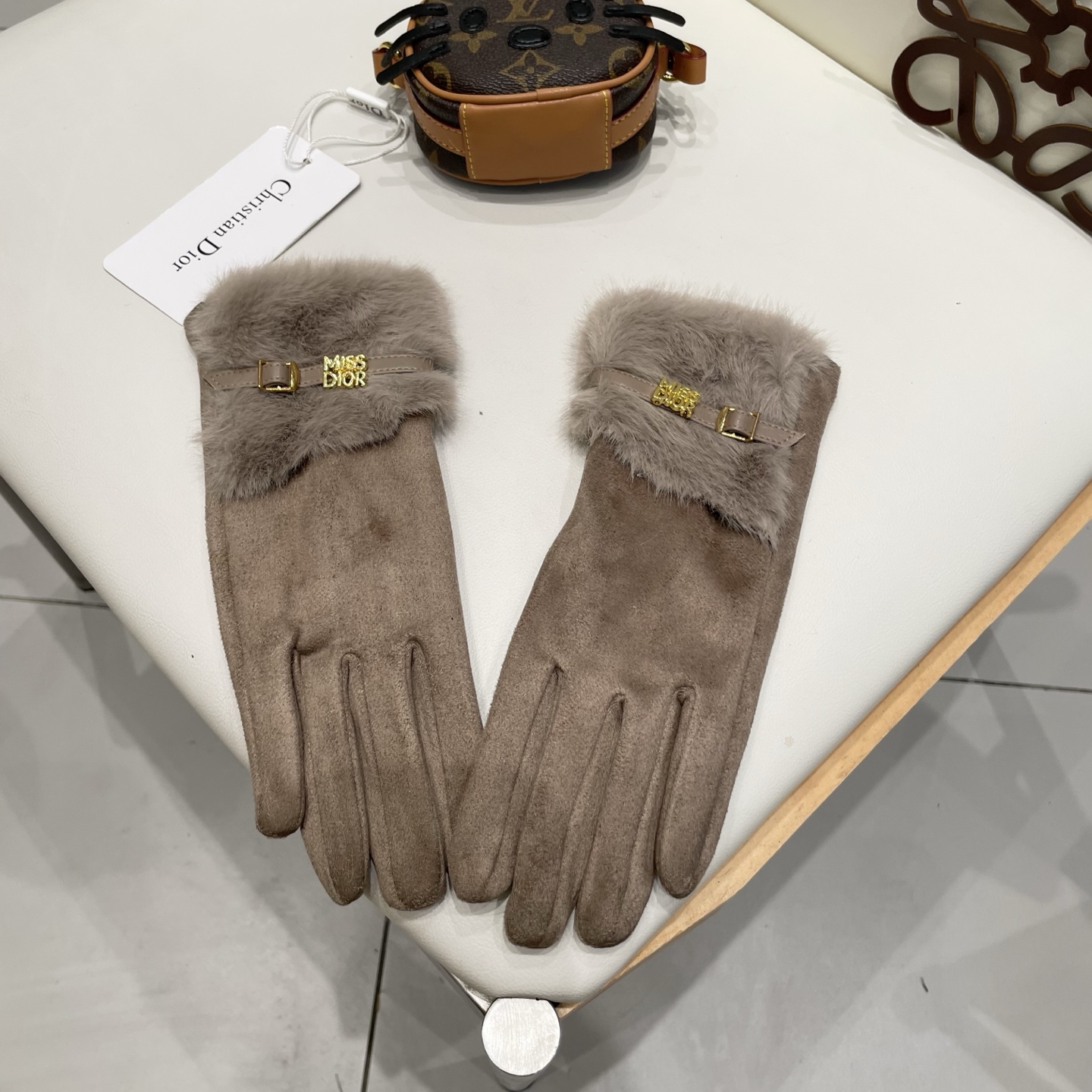 Dior迪奥羊毛手套👍值得对比。。同款不同品质，秒杀市场差产品，千🙌经典不过时款.喜欢可以入手了，这种品
