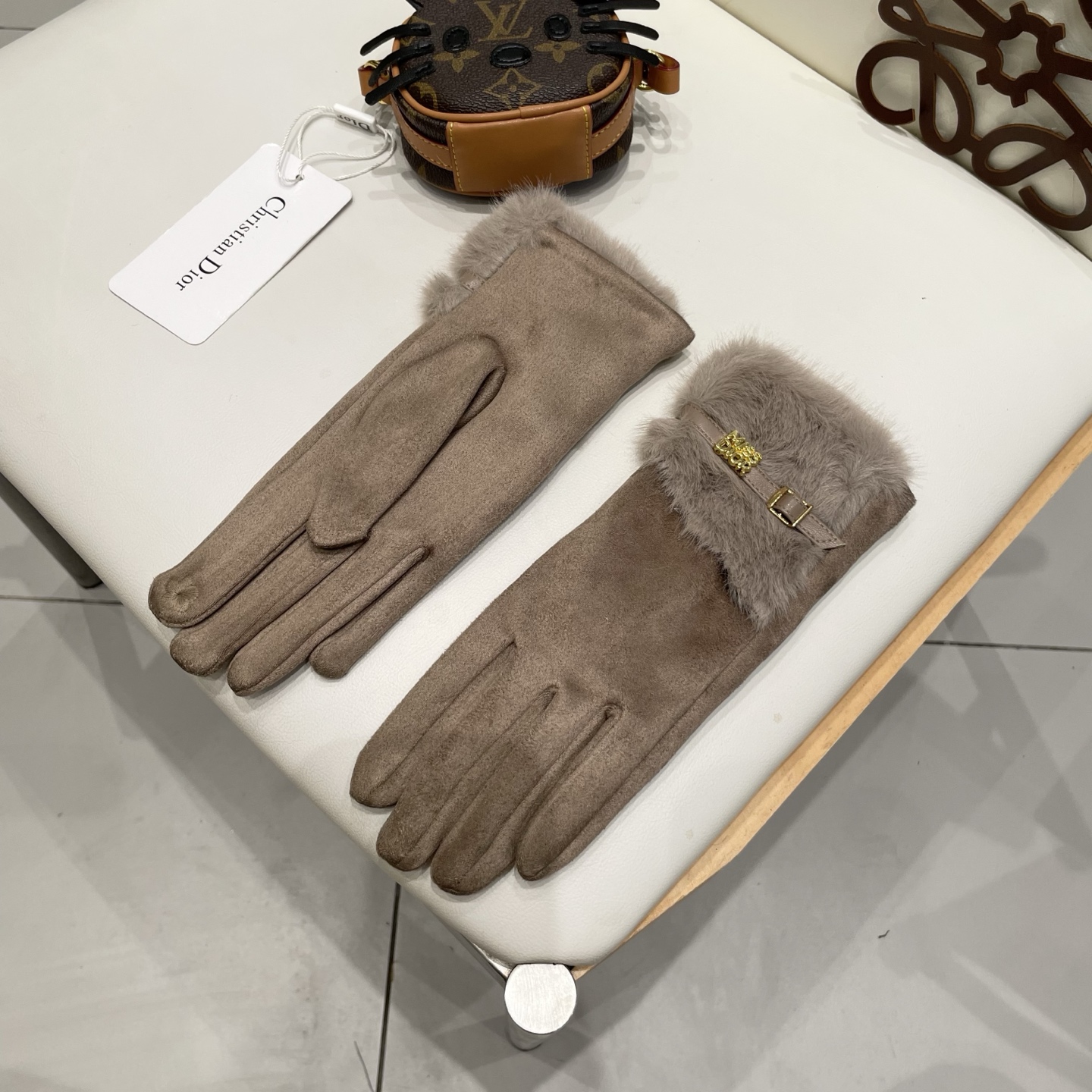Dior迪奥羊毛手套👍值得对比。。同款不同品质，秒杀市场差产品，千🙌经典不过时款.喜欢可以入手了，这种品