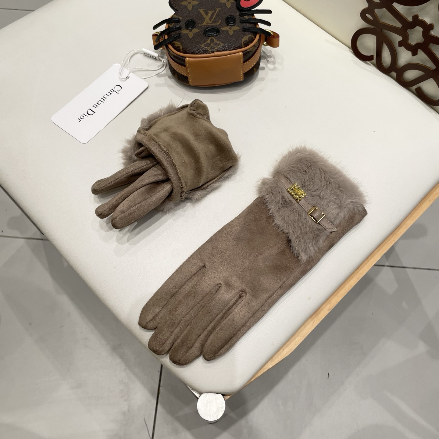 Dior迪奥羊毛手套👍值得对比。。同款不同品质，秒杀市场差产品，千🙌经典不过时款.喜欢可以入手了，这种品