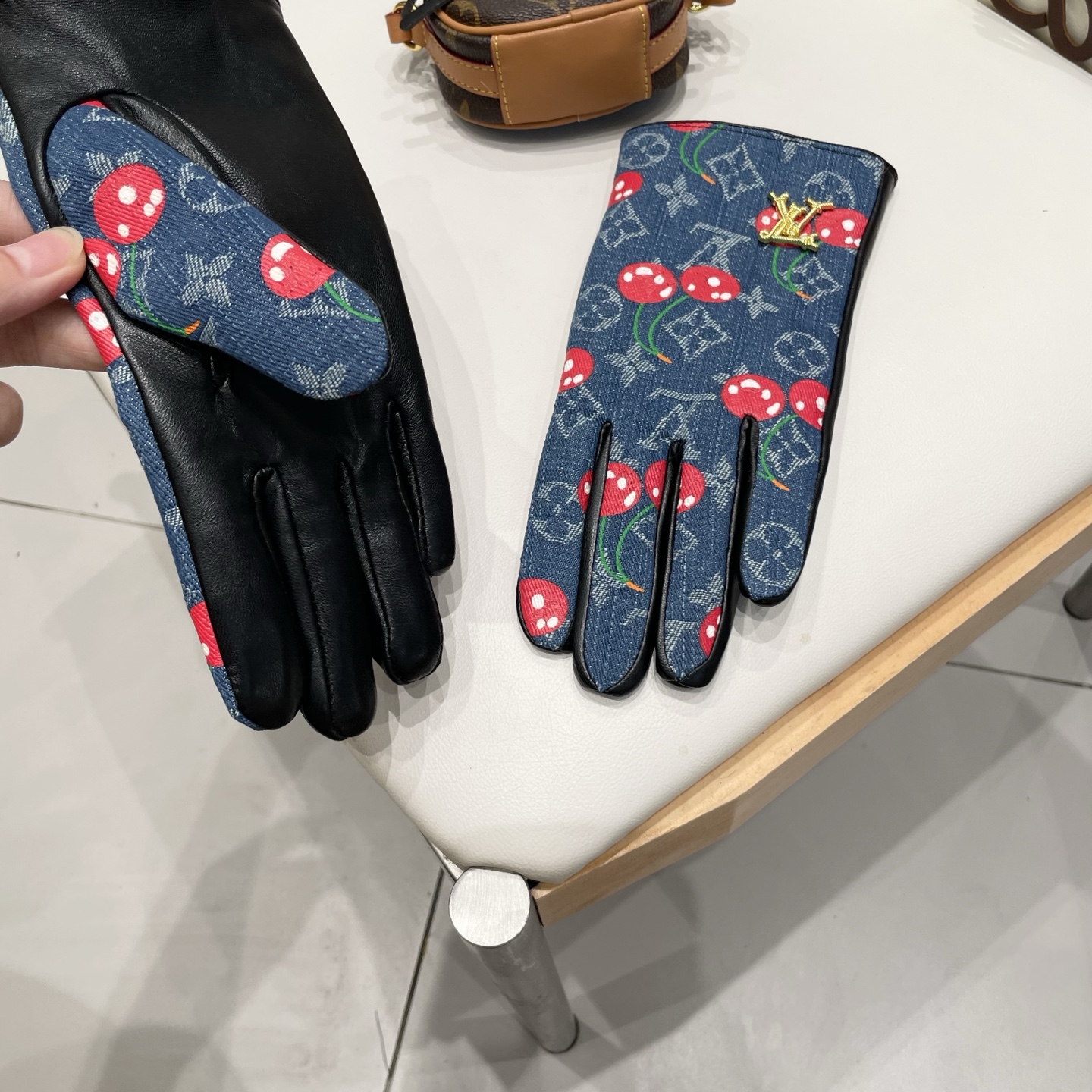 2025🍒LV新品樱桃🍒牛仔布配羊皮手套，时尚手套，秋冬新品布内里，时尚🌺上手超舒适柔软、百搭！出街神器