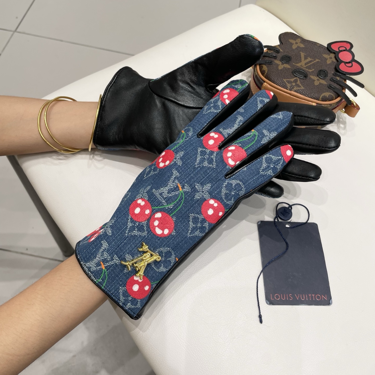 2025🍒LV新品樱桃🍒牛仔布配羊皮手套，时尚手套，秋冬新品布内里，时尚🌺上手超舒适柔软、百搭！出街神器
