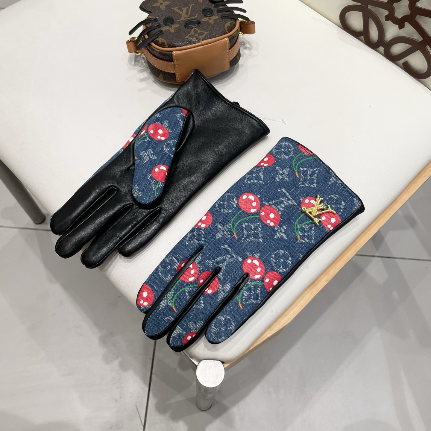 2025🍒LV新品樱桃🍒牛仔布配羊皮手套，时尚手套，秋冬新品布内里，时尚🌺上手超舒适柔软、百搭！出街神器