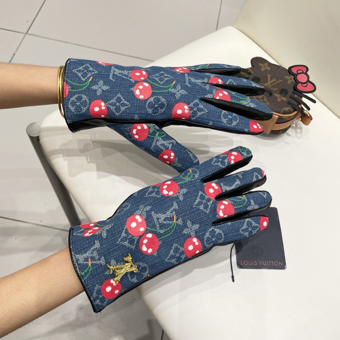 2025🍒LV新品樱桃🍒牛仔布配羊皮手套，时尚手套，秋冬新品布内里，时尚🌺上手超舒适柔软、百搭！出街神器