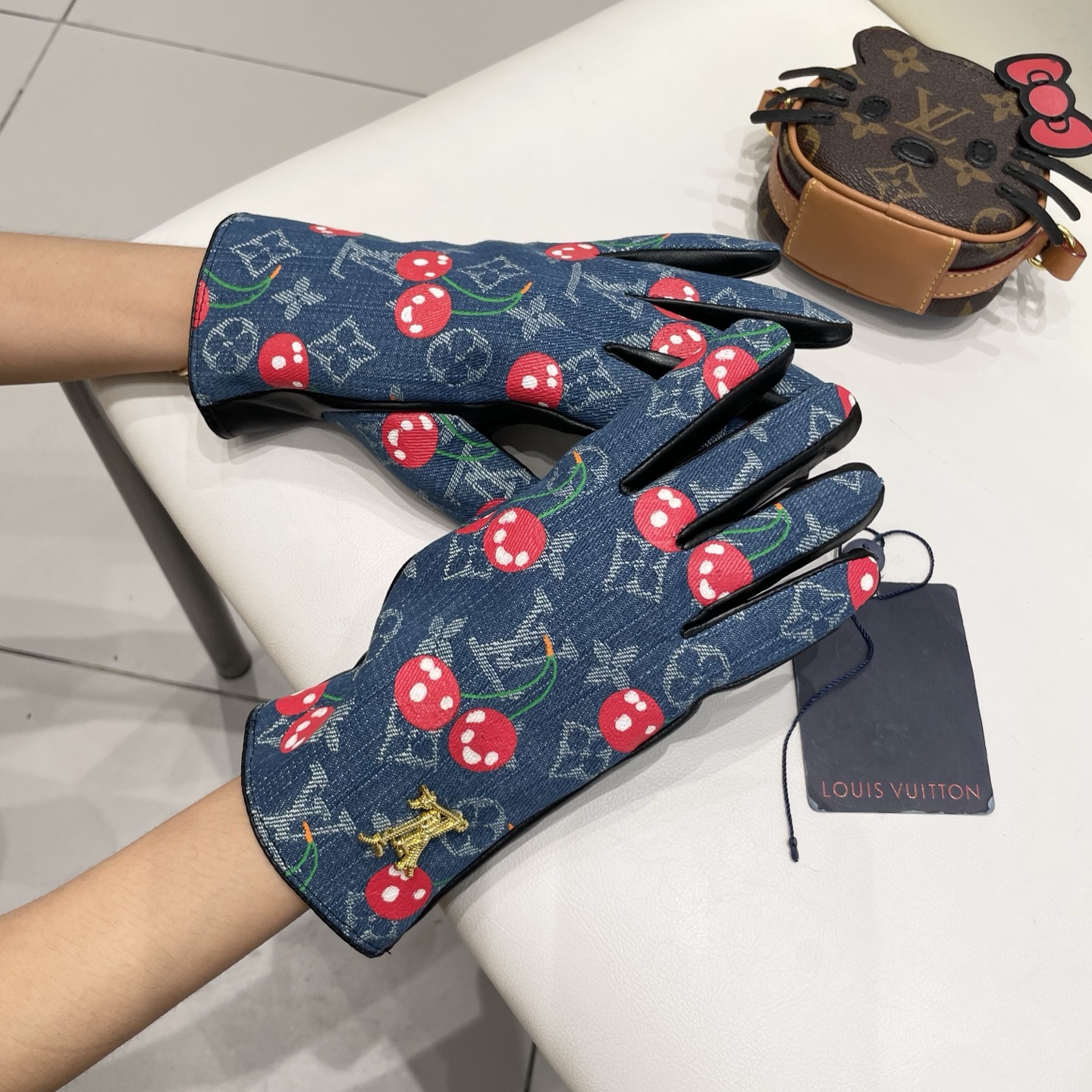 2025🍒LV新品樱桃🍒牛仔布配羊皮手套，时尚手套，秋冬新品布内里，时尚🌺上手超舒适柔软、百搭！出街神器