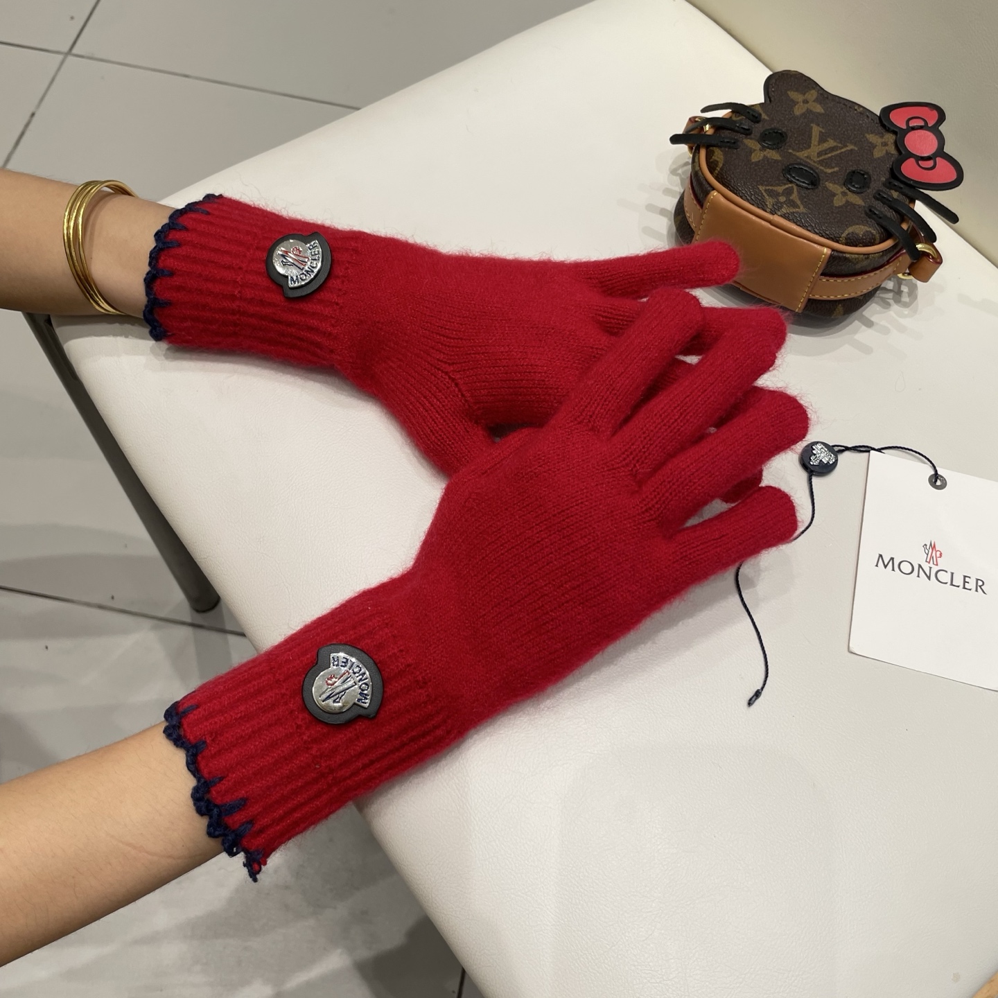 蒙口秋冬羊毛针织手套🧤糖果纯色系列今年秋冬大火。 每色都超好看 搭配羊绒大衣绝美 立体版型剪裁 线条流畅