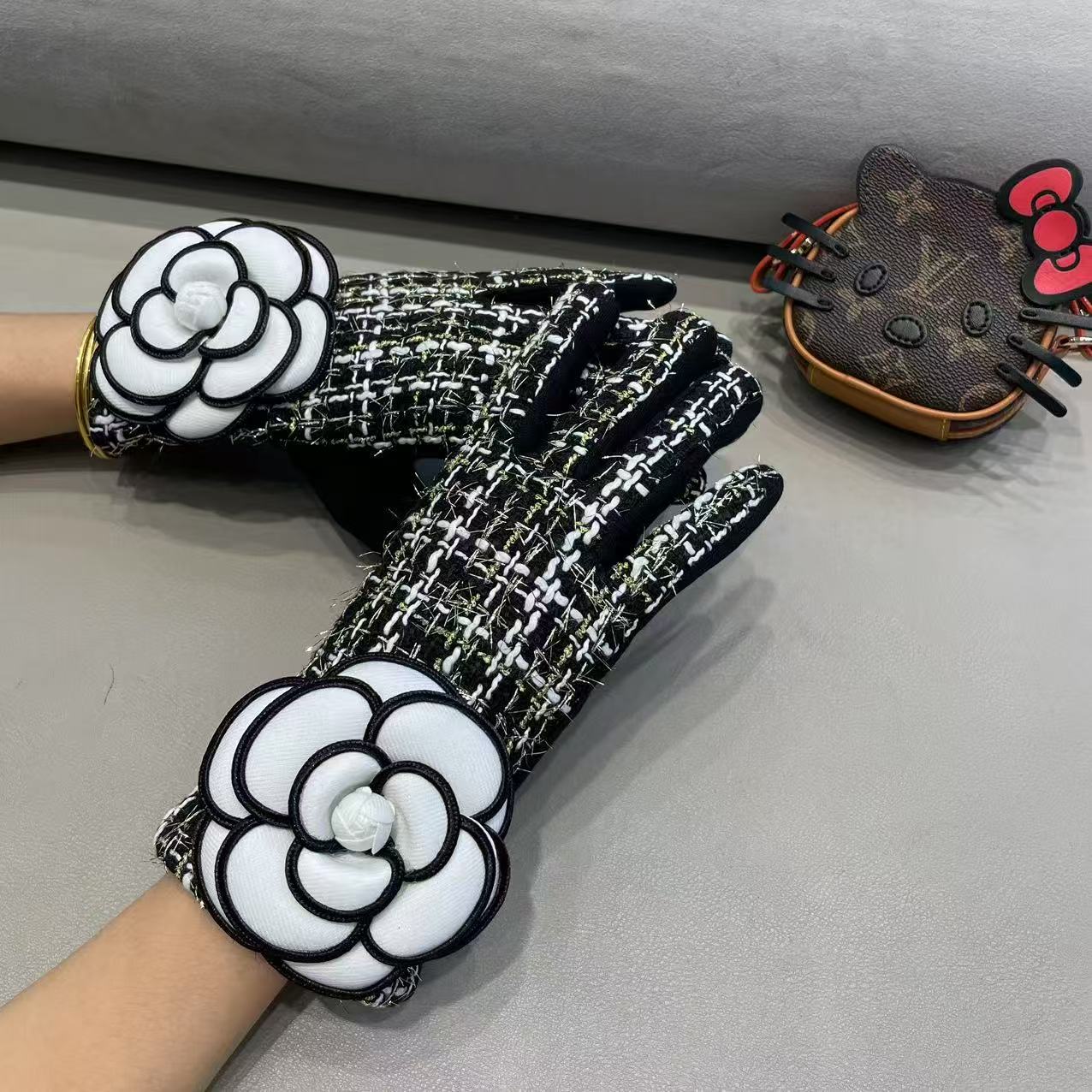 Chanel香奈儿专柜新品羊毛手套，时尚手套，秋冬保暖加绒内里，超仙山茶花，上手超舒适柔软、百搭！均码