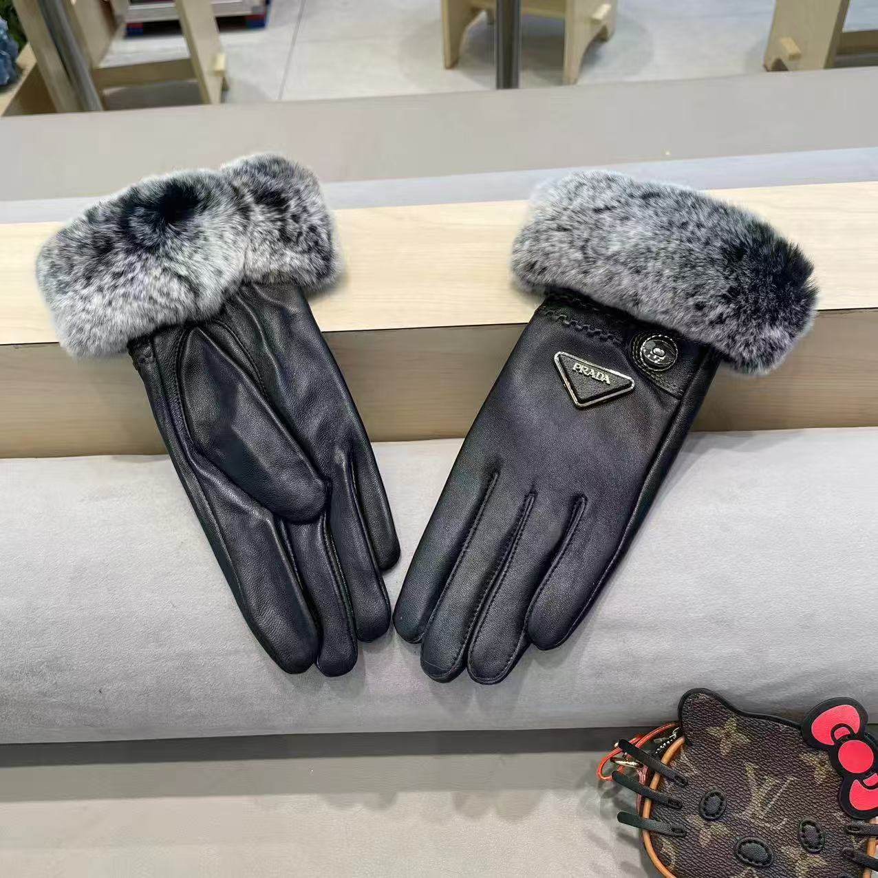 PRADA普拉达秋冬懒兔毛手套👍值得对比。。同款不同品质，秒杀市场差产品，进口一级羊皮➕懒兔毛内里加绒 