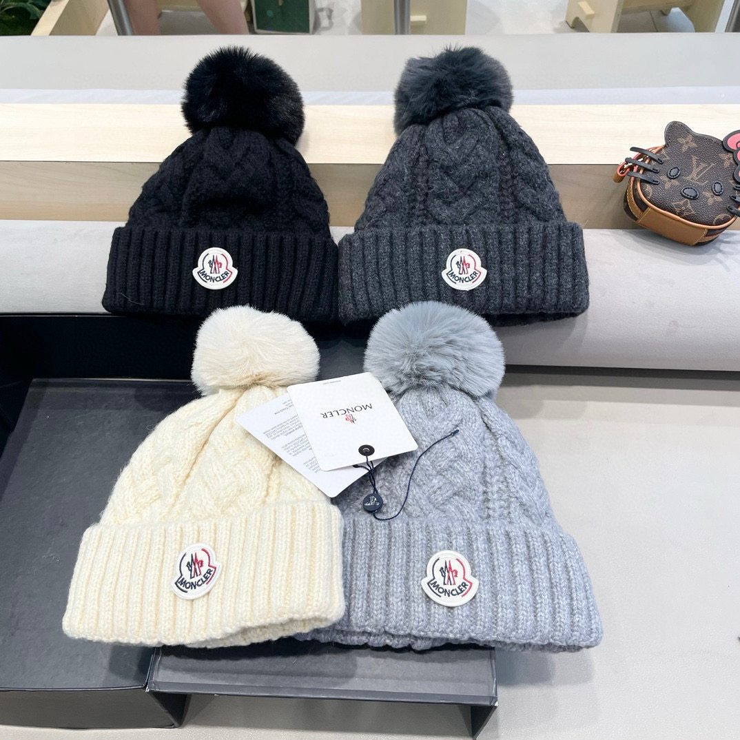 MONCLER蒙口简约纯色卷边麻花配毛球造型防寒保暖针织帽男女休闲护耳包头毛线帽