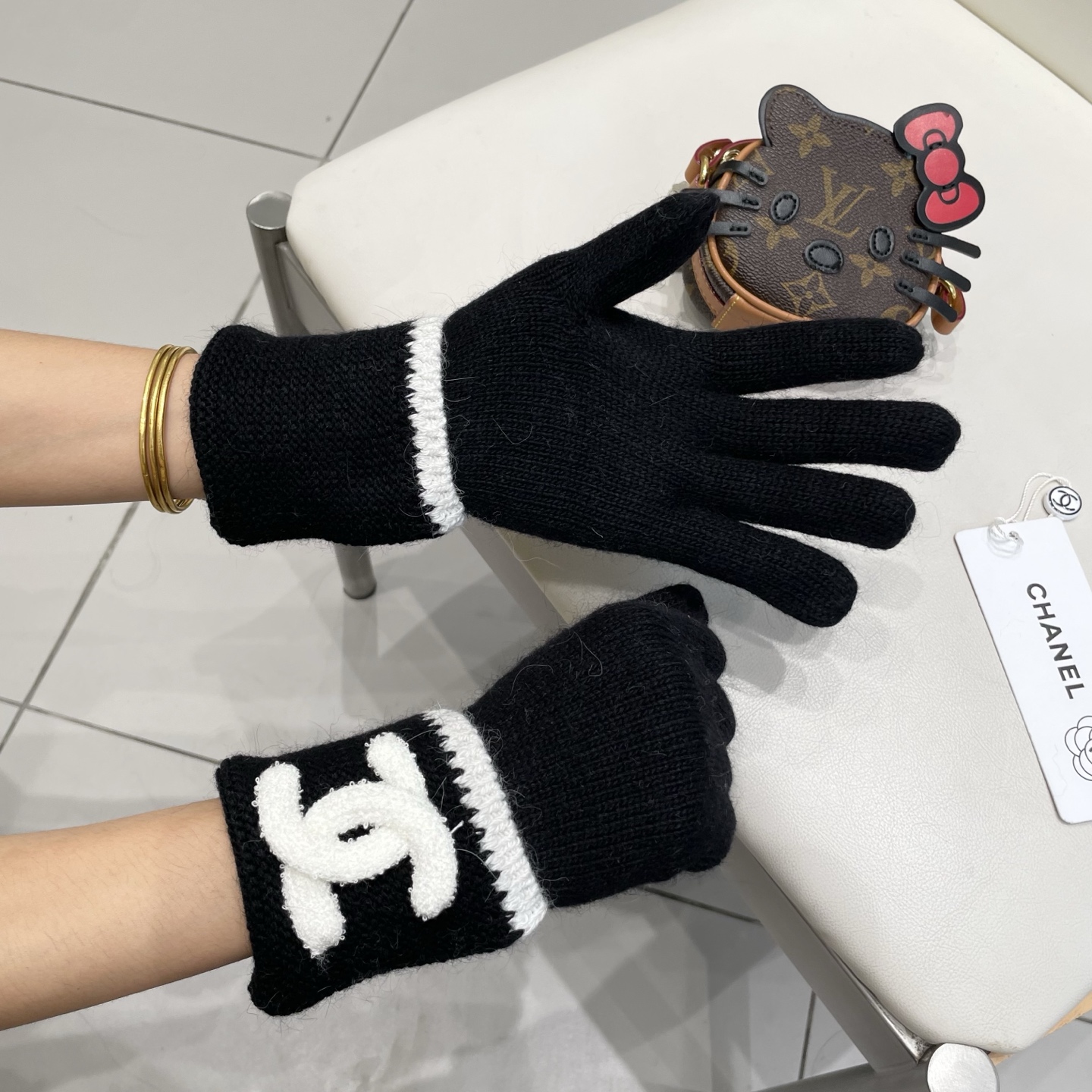 配包装 爆款💥CHANEL香奈儿秋冬羊毛+兔毛针织手套🧤纯色系列今年秋冬大火。 每色都超好看 搭配羊绒大