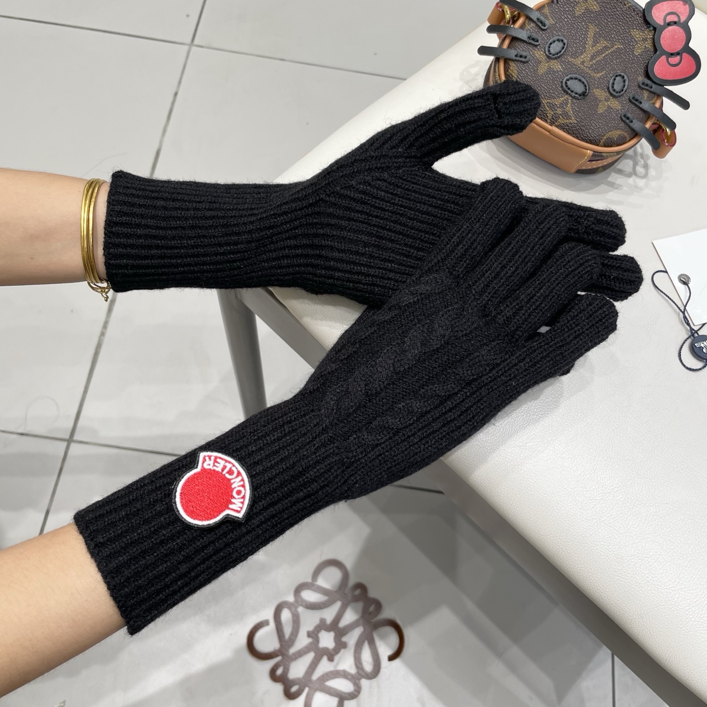 moncler蒙口秋冬羊毛针织手套🧤糖果纯色系列今年秋冬大火。 每色都超好看 搭配羊绒大衣绝美 立体版型