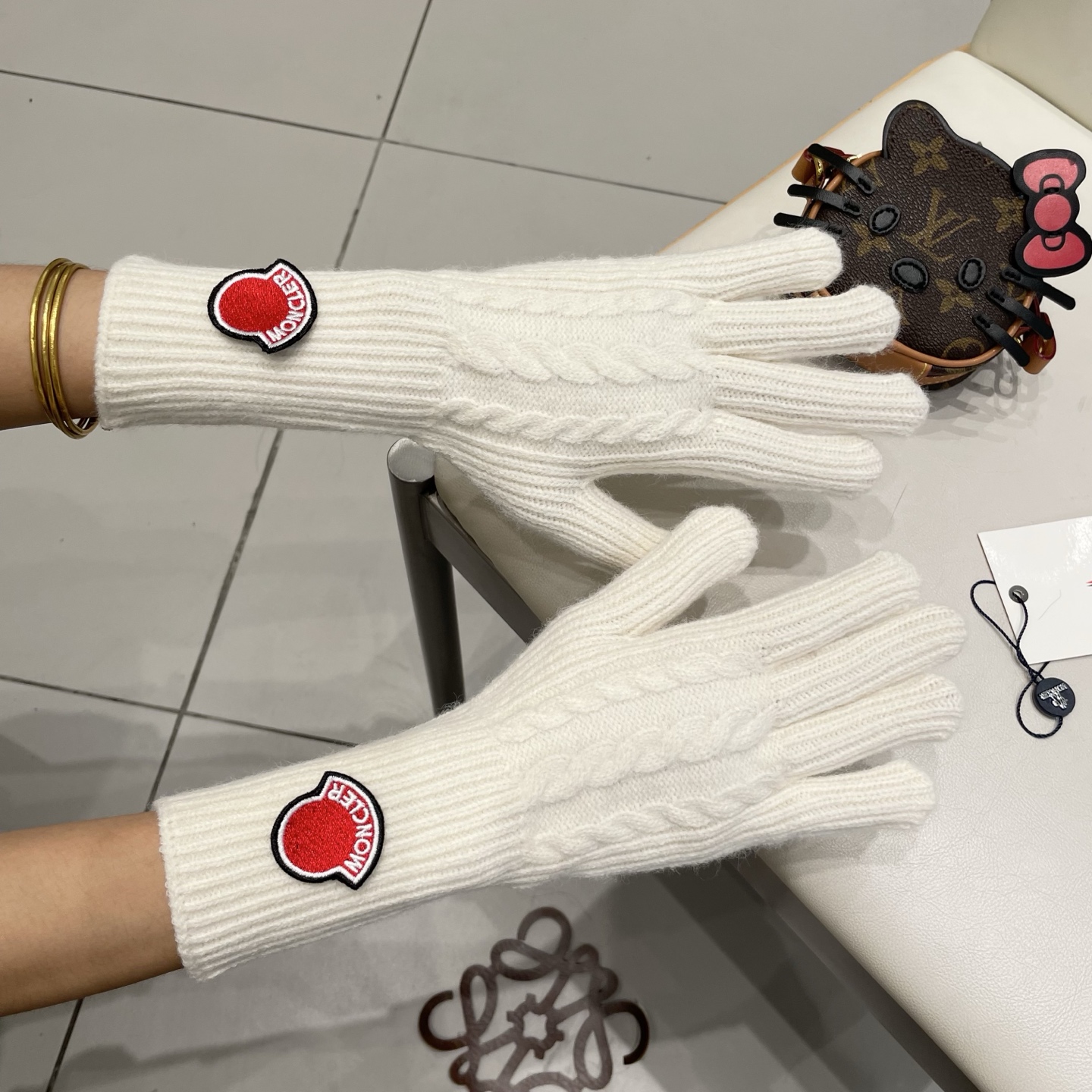 moncler蒙口秋冬羊毛针织手套🧤糖果纯色系列今年秋冬大火。 每色都超好看 搭配羊绒大衣绝美 立体版型