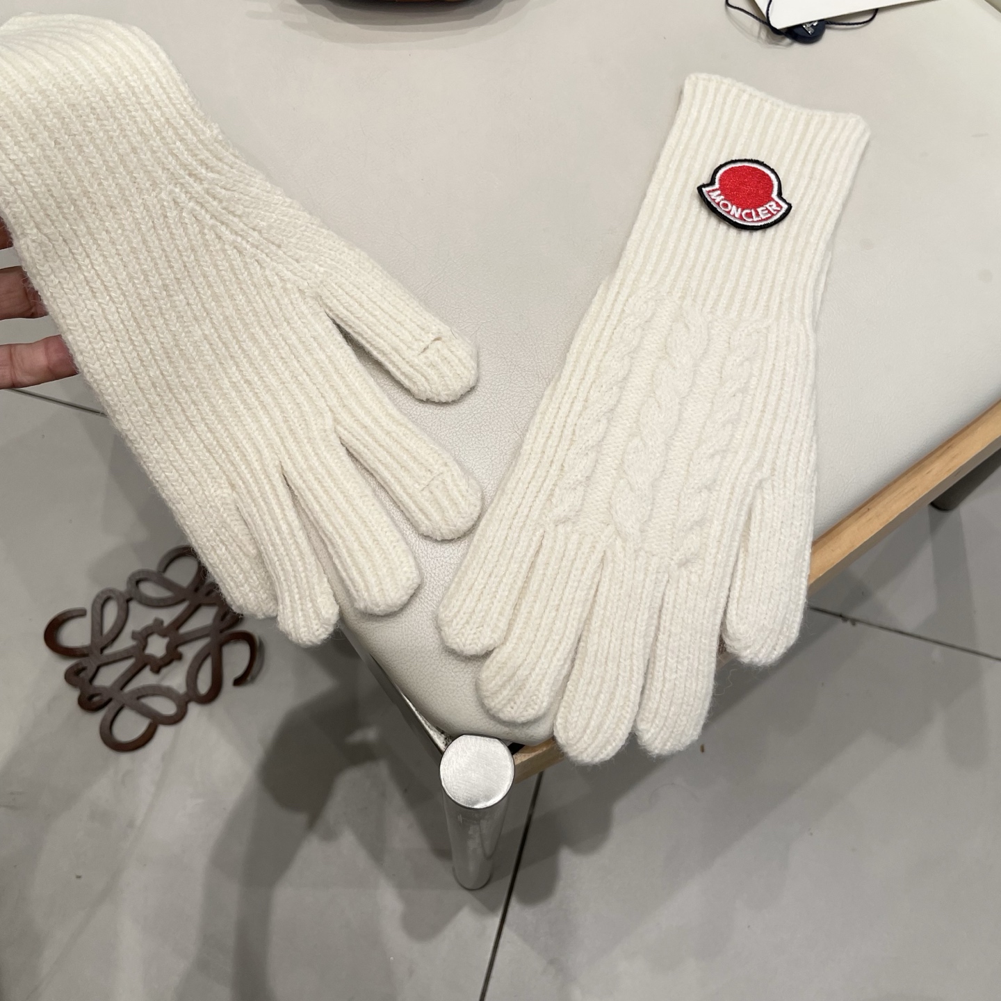 moncler蒙口秋冬羊毛针织手套🧤糖果纯色系列今年秋冬大火。 每色都超好看 搭配羊绒大衣绝美 立体版型