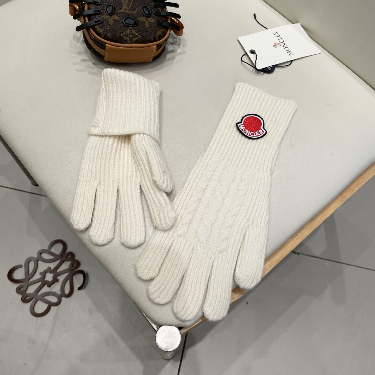 moncler蒙口秋冬羊毛针织手套🧤糖果纯色系列今年秋冬大火。 每色都超好看 搭配羊绒大衣绝美 立体版型