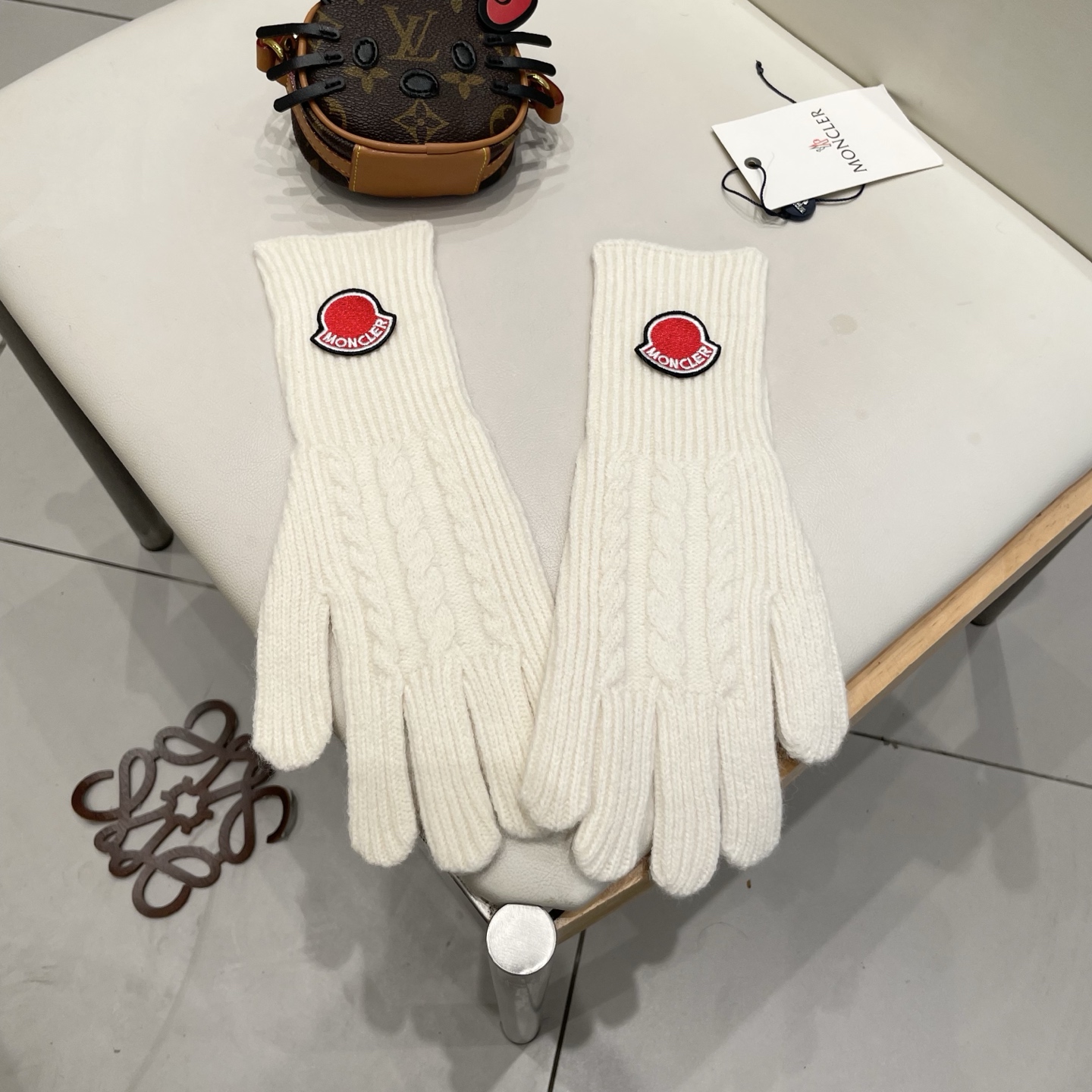 moncler蒙口秋冬羊毛针织手套🧤糖果纯色系列今年秋冬大火。 每色都超好看 搭配羊绒大衣绝美 立体版型