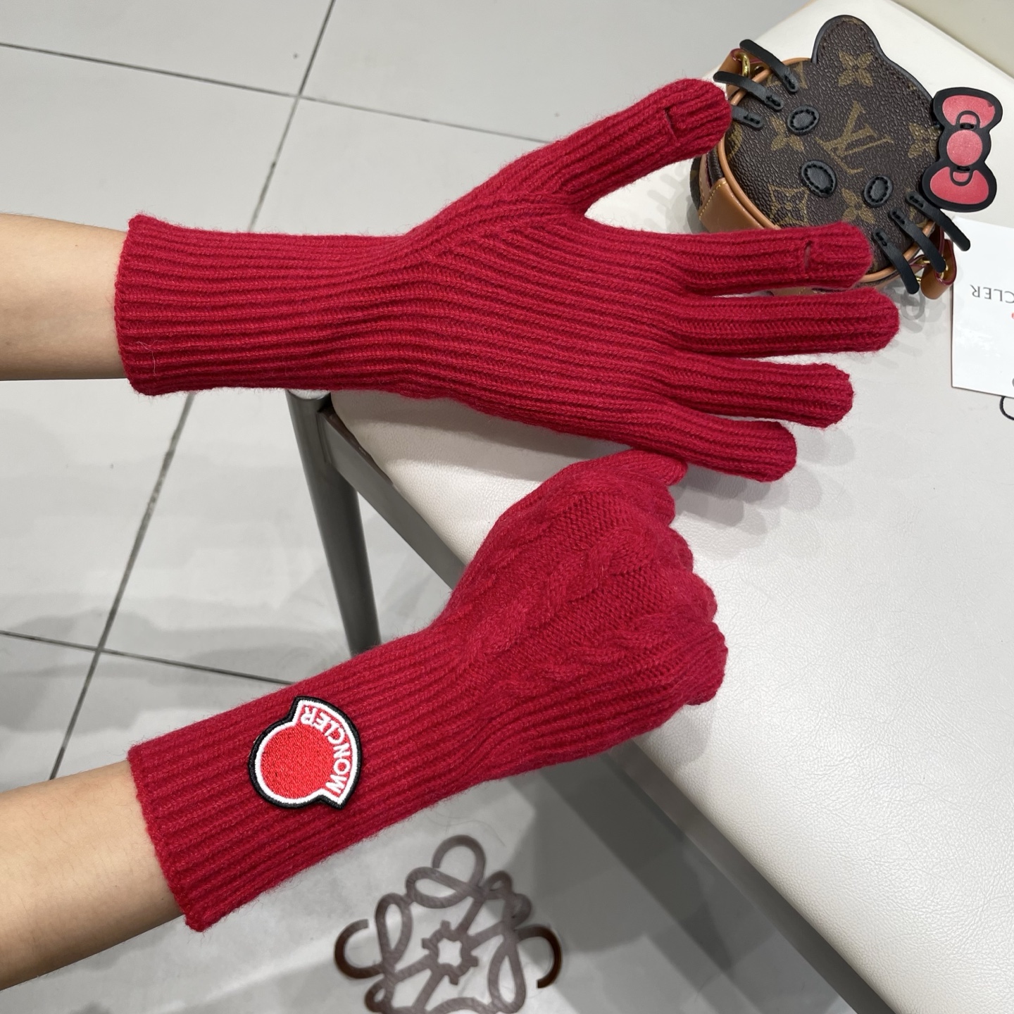 moncler蒙口秋冬羊毛针织手套🧤糖果纯色系列今年秋冬大火。 每色都超好看 搭配羊绒大衣绝美 立体版型
