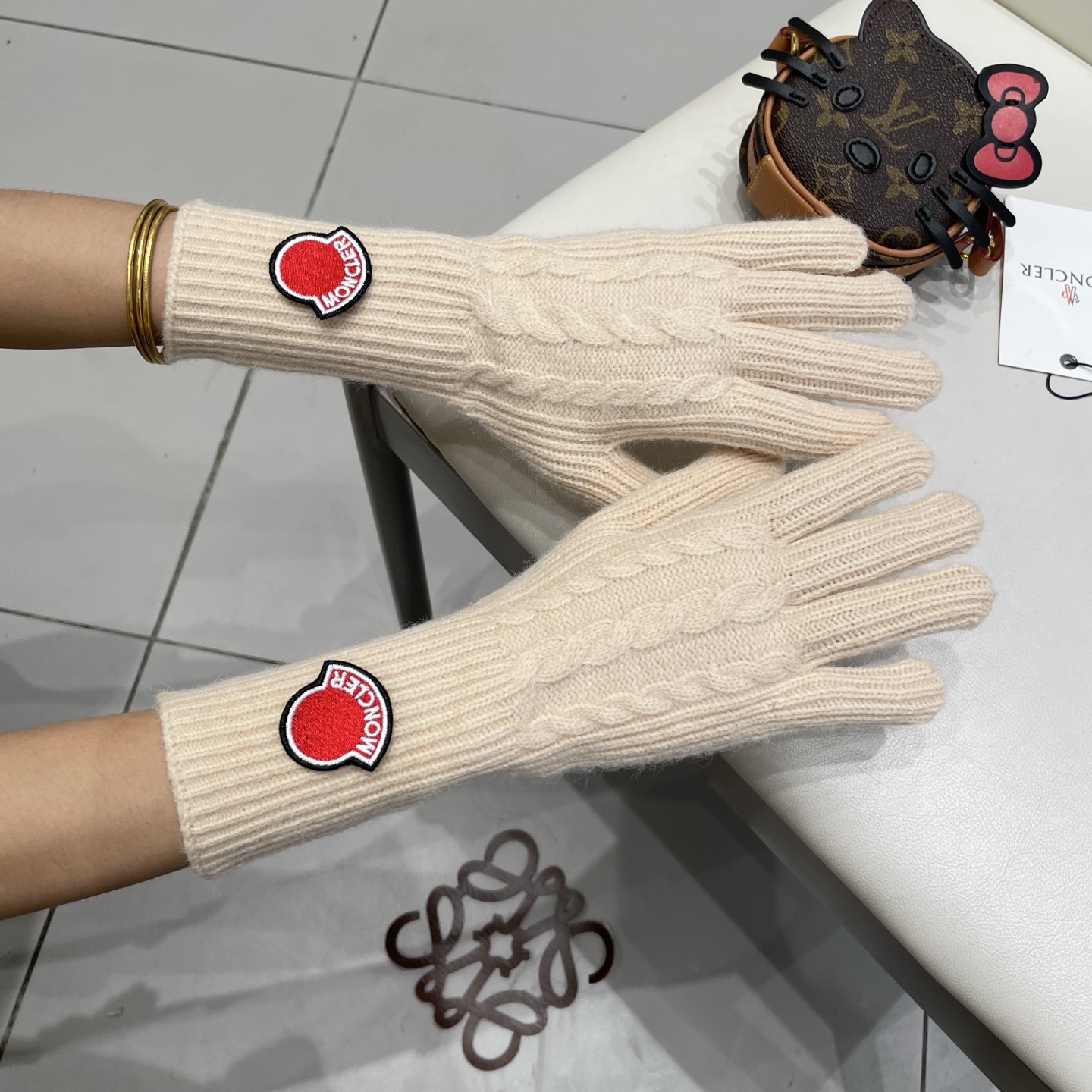 moncler蒙口秋冬羊毛针织手套🧤糖果纯色系列今年秋冬大火。 每色都超好看 搭配羊绒大衣绝美 立体版型