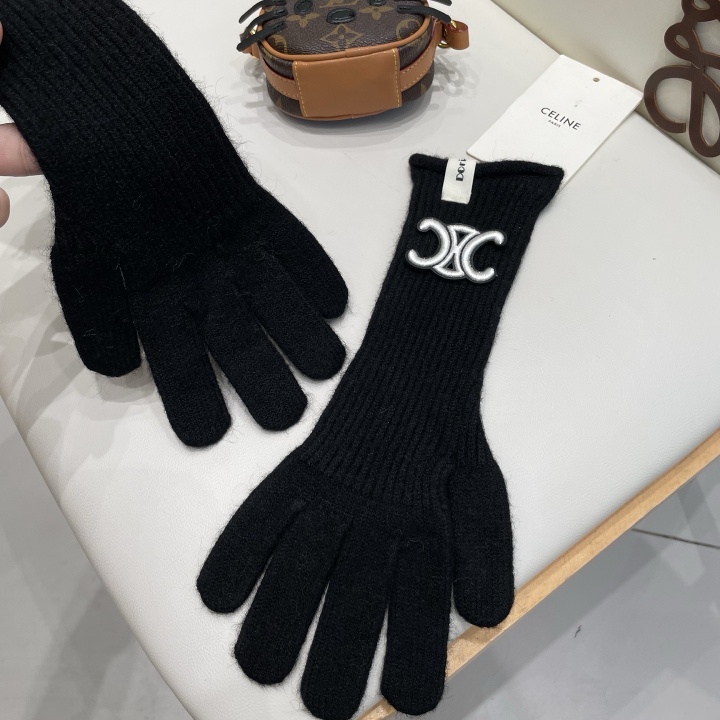 celine塞琳羊毛针织手套 👍上手即暖❤️羊毛柔软温暖舒适 手工横机 平纹针织 手工无痕缝合手指 佩戴