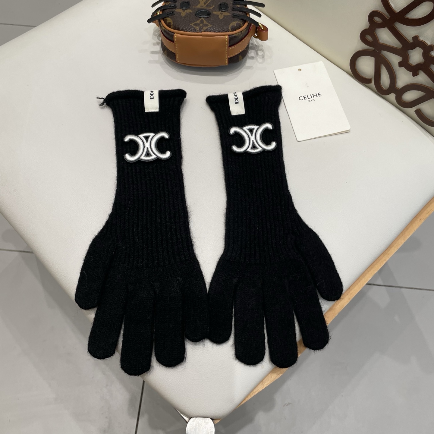 celine塞琳羊毛针织手套 👍上手即暖❤️羊毛柔软温暖舒适 手工横机 平纹针织 手工无痕缝合手指 佩戴