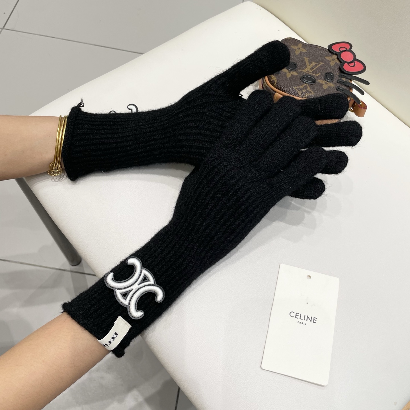 celine塞琳羊毛针织手套 👍上手即暖❤️羊毛柔软温暖舒适 手工横机 平纹针织 手工无痕缝合手指 佩戴
