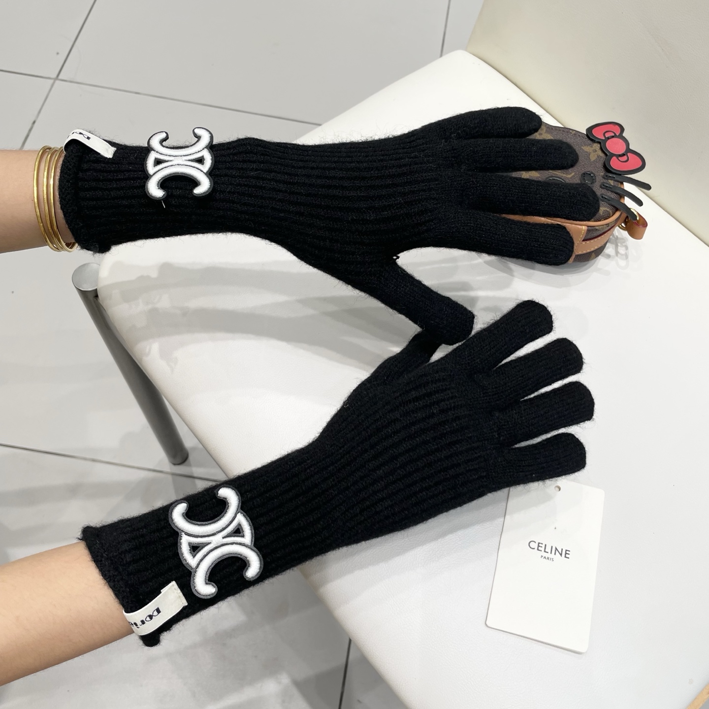 celine塞琳羊毛针织手套 👍上手即暖❤️羊毛柔软温暖舒适 手工横机 平纹针织 手工无痕缝合手指 佩戴
