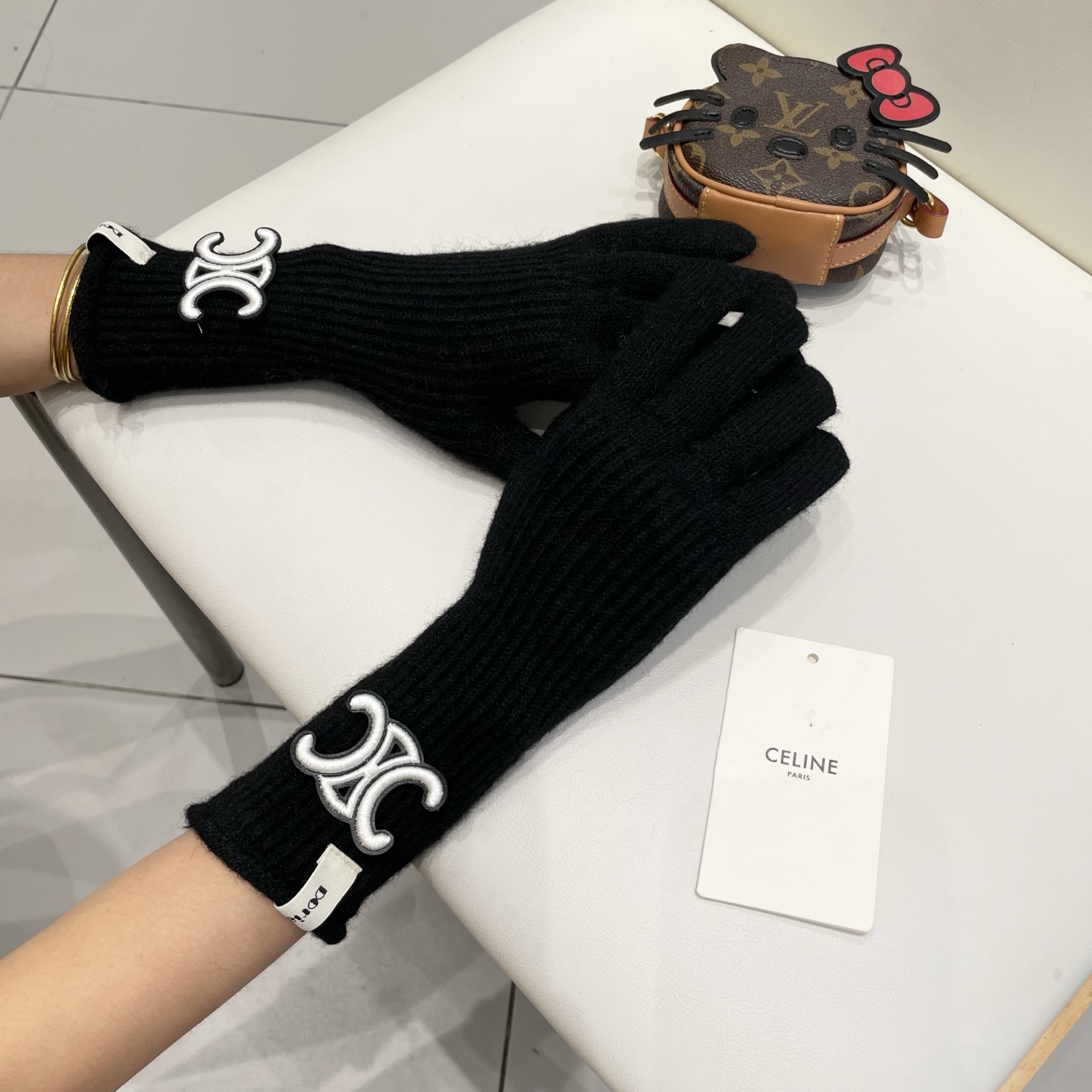 celine塞琳羊毛针织手套 👍上手即暖❤️羊毛柔软温暖舒适 手工横机 平纹针织 手工无痕缝合手指 佩戴