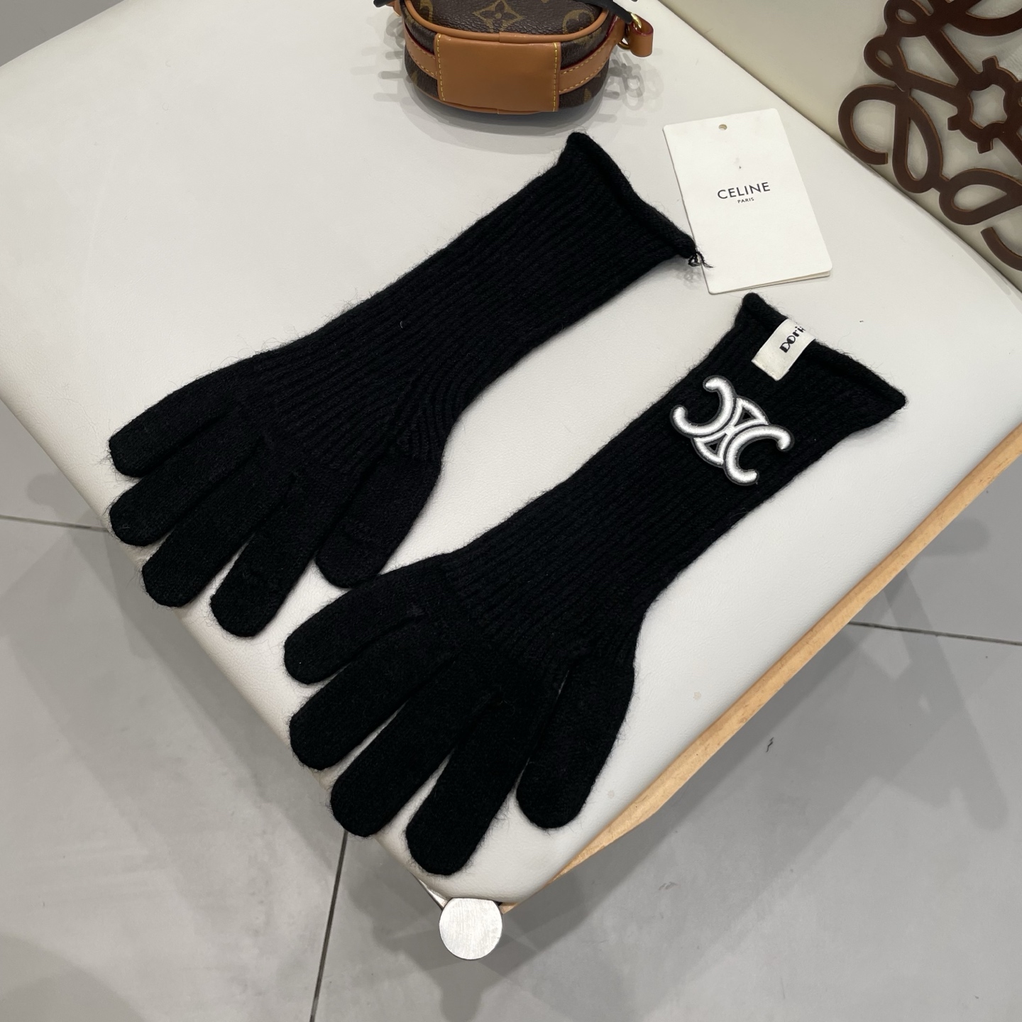 celine塞琳羊毛针织手套 👍上手即暖❤️羊毛柔软温暖舒适 手工横机 平纹针织 手工无痕缝合手指 佩戴