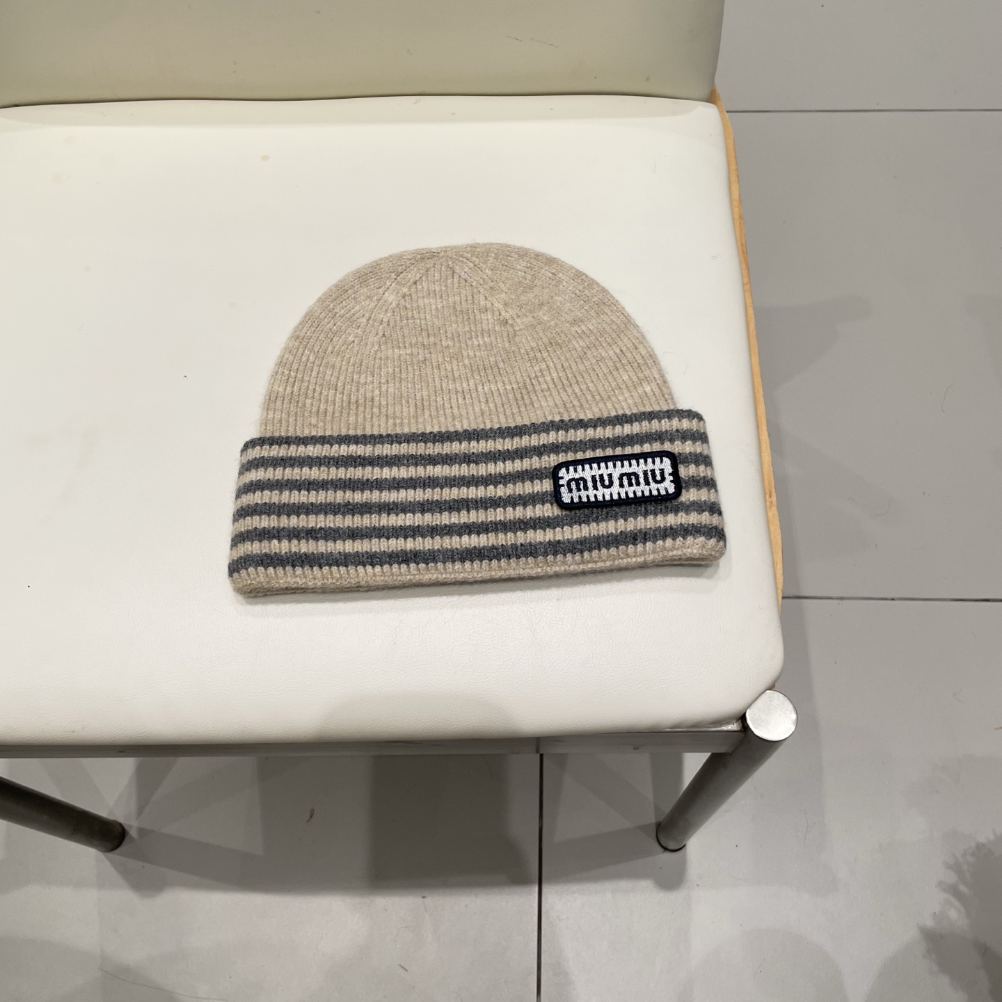 NO:617702,miumiu Miu Miu Autumn and Winter Woolen Hat This high-end quality is starting from scratch!  Highly recommend to everyone. This hat goes well with any type of clothing. It can be both casual and sweet!  Hats for men and women, fisherman hats, baseball caps, knitted hats, hats, miumiu, espadrilles, hats19860909miumiu缪缪秋冬毛线帽 这种高级简直质感从头开始了！巨推荐大家 这顶不管什么类型的衣服都好配 休闲和甜美都能牢牢拿捏！男女款帽子渔夫帽棒球帽针织帽,帽子,miumiu,espadrilles,hats,hat