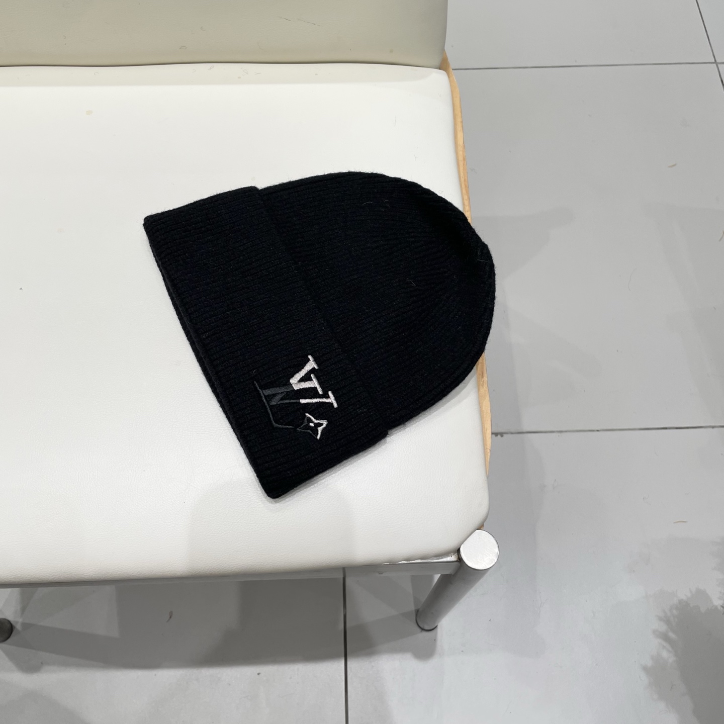 ⚫️Lv官网针织帽非常百搭 男女通用 亲们可以看细节，车工整齐 透气舒适，采用进口毛线料！潮人必备！