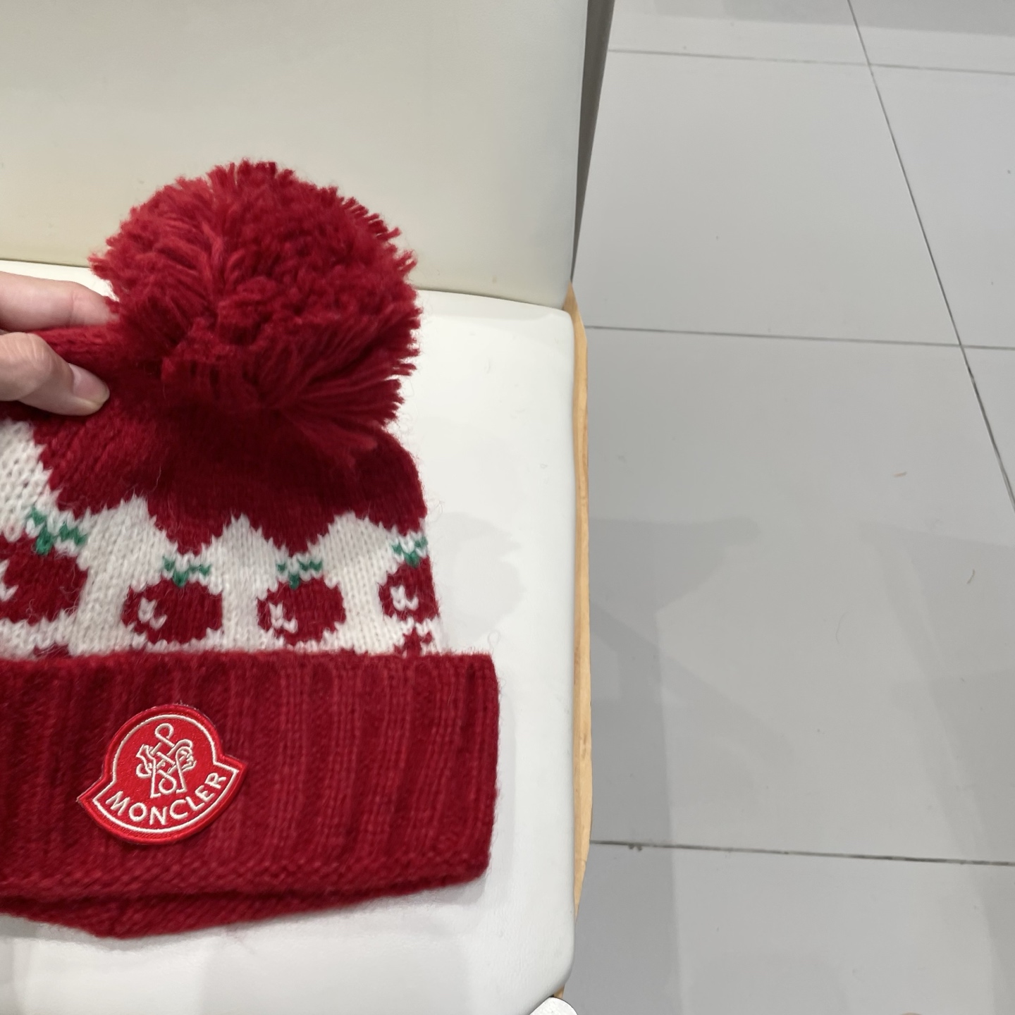 蒙口moncler2025新款费尔岛风可爱樱桃毛球针织帽子女秋冬保暖护耳百搭毛线帽