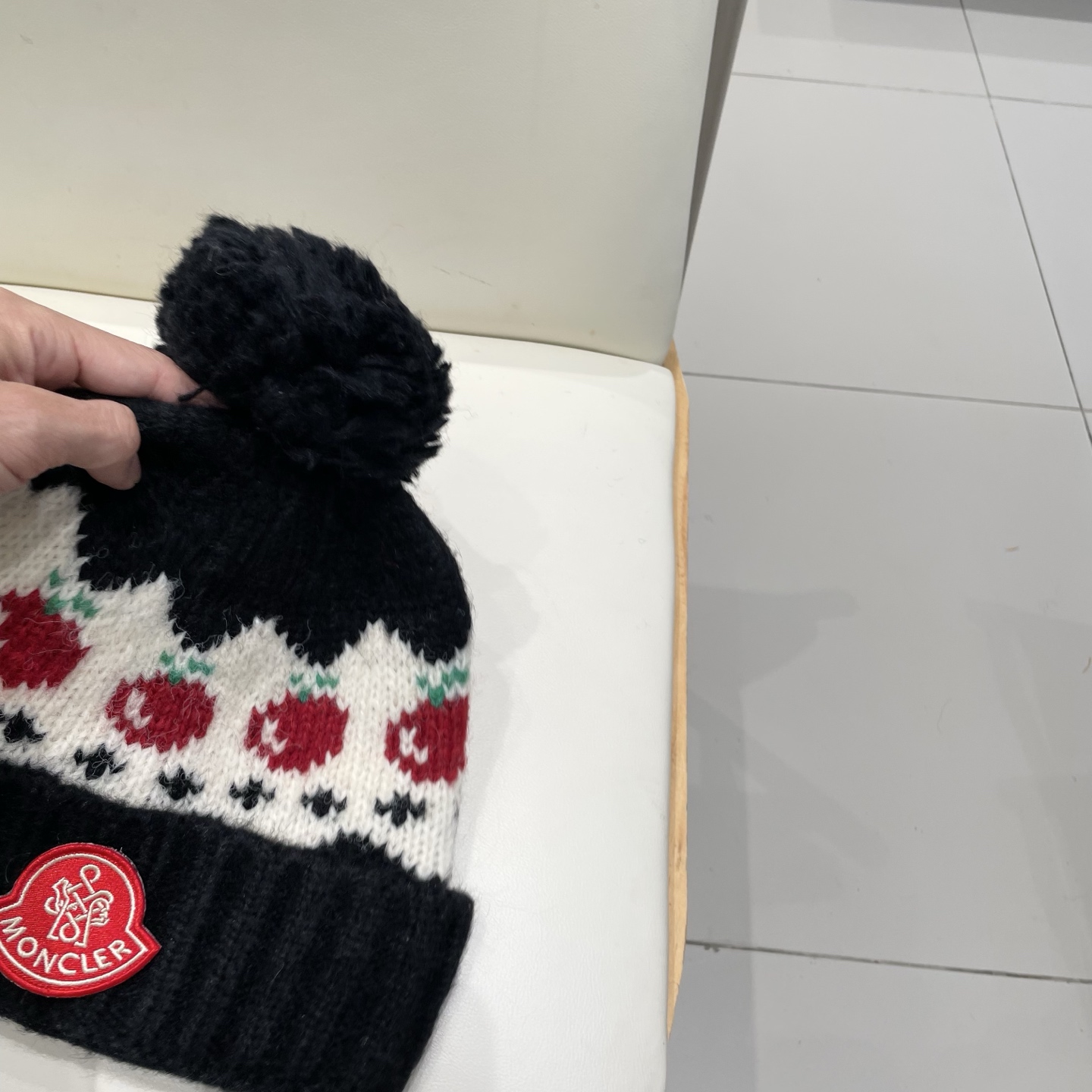 蒙口moncler2025新款费尔岛风可爱樱桃毛球针织帽子女秋冬保暖护耳百搭毛线帽