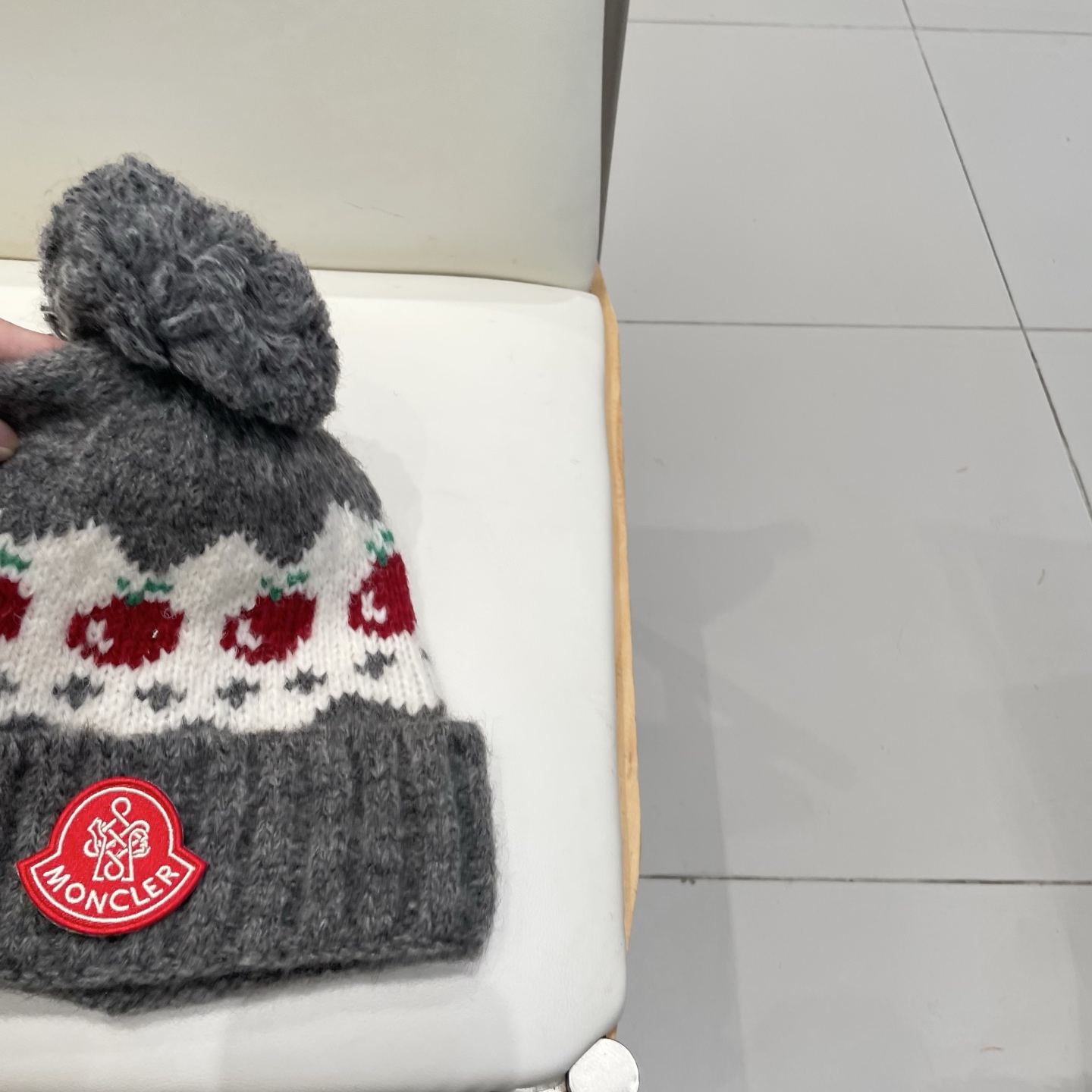 蒙口moncler2025新款费尔岛风可爱樱桃毛球针织帽子女秋冬保暖护耳百搭毛线帽