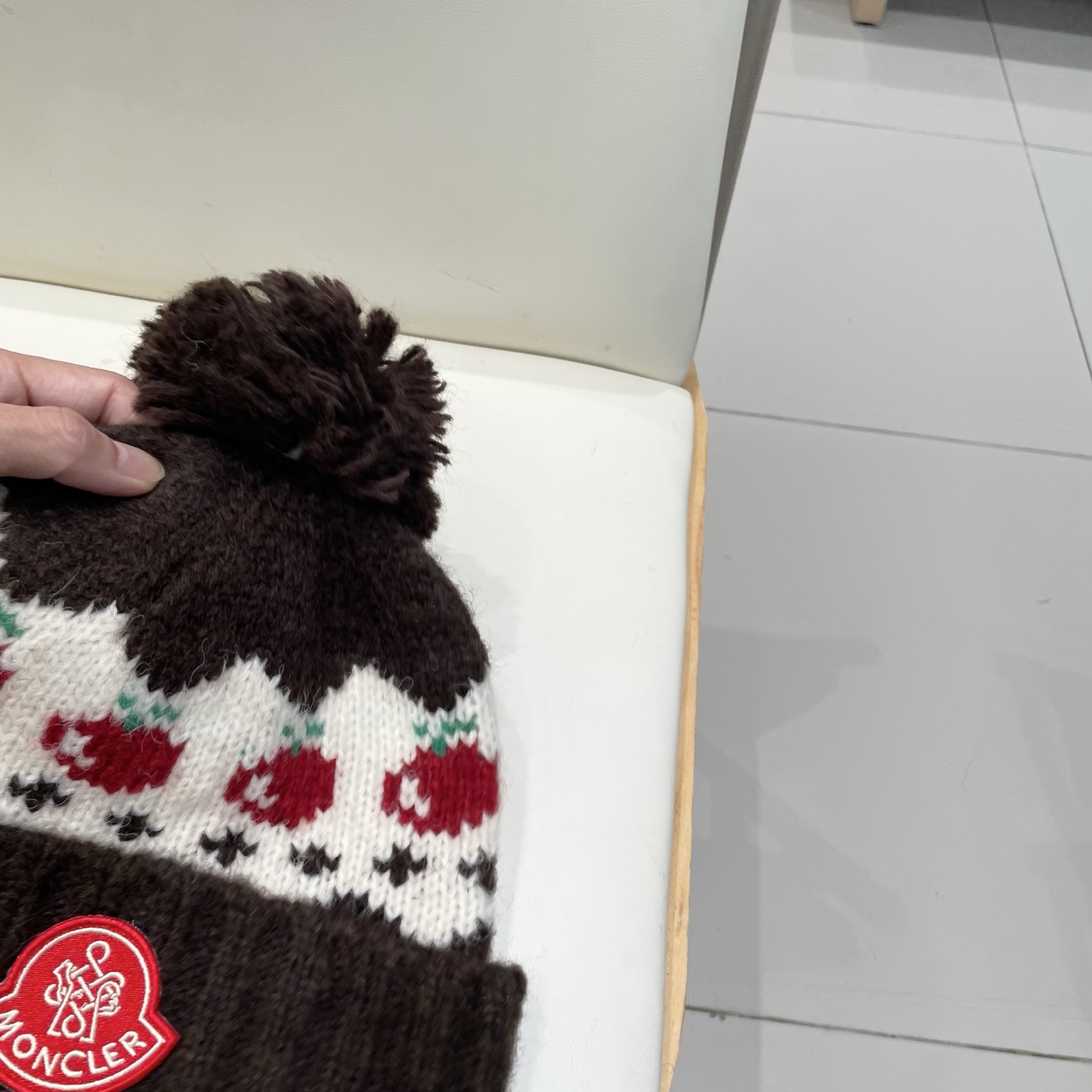 蒙口moncler2025新款费尔岛风可爱樱桃毛球针织帽子女秋冬保暖护耳百搭毛线帽