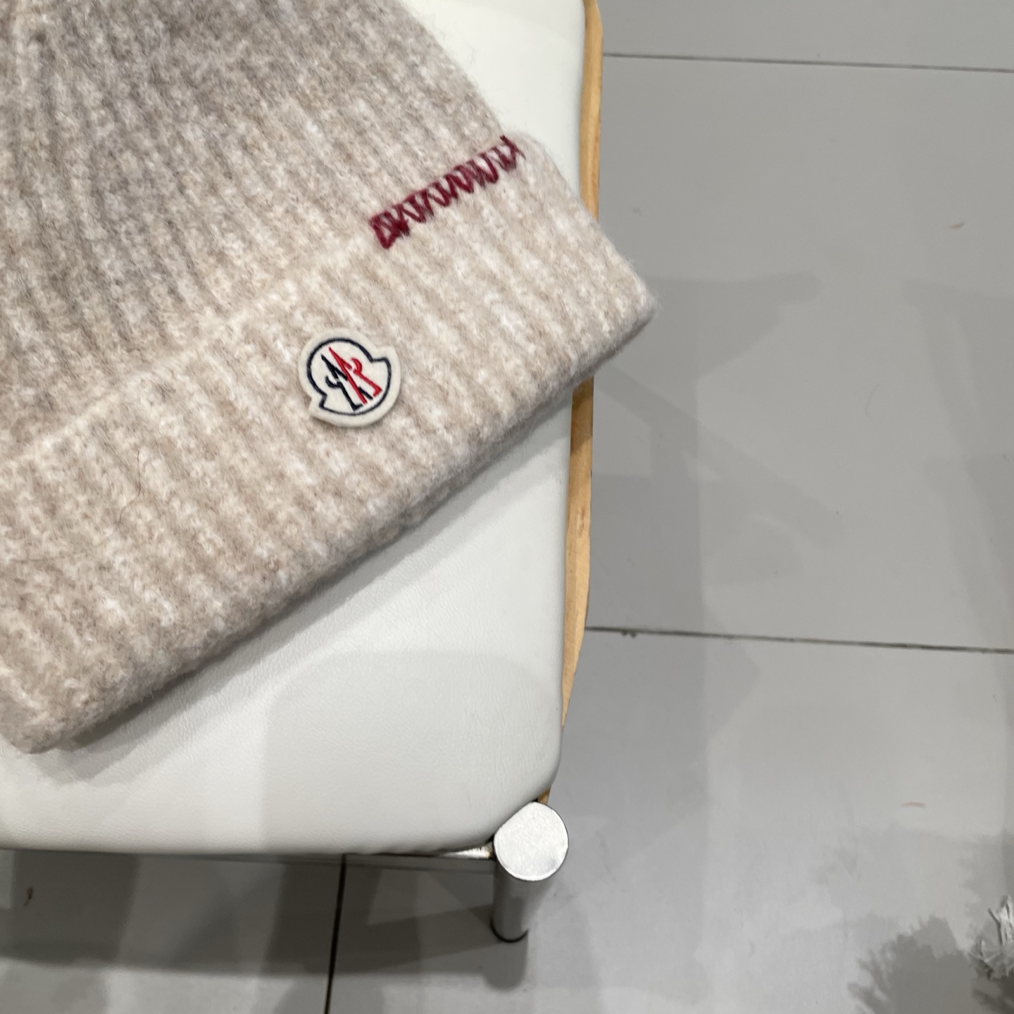 MONCLER蒙口🎩针织毛线帽，附带二维码，好品质高端大气，超柔软！超火爆💖质感很赞，出街超好搭配！时尚