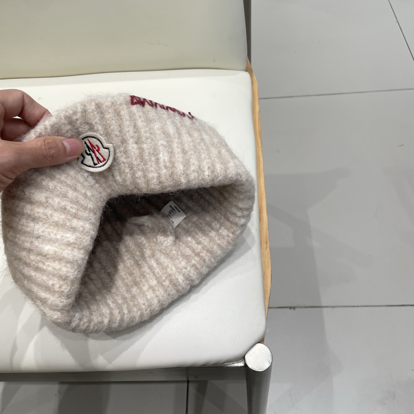 MONCLER蒙口🎩针织毛线帽，附带二维码，好品质高端大气，超柔软！超火爆💖质感很赞，出街超好搭配！时尚