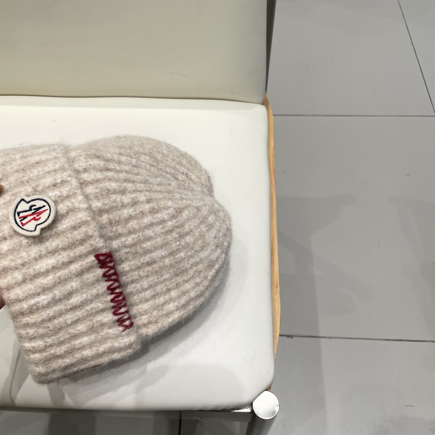 MONCLER蒙口🎩针织毛线帽，附带二维码，好品质高端大气，超柔软！超火爆💖质感很赞，出街超好搭配！时尚