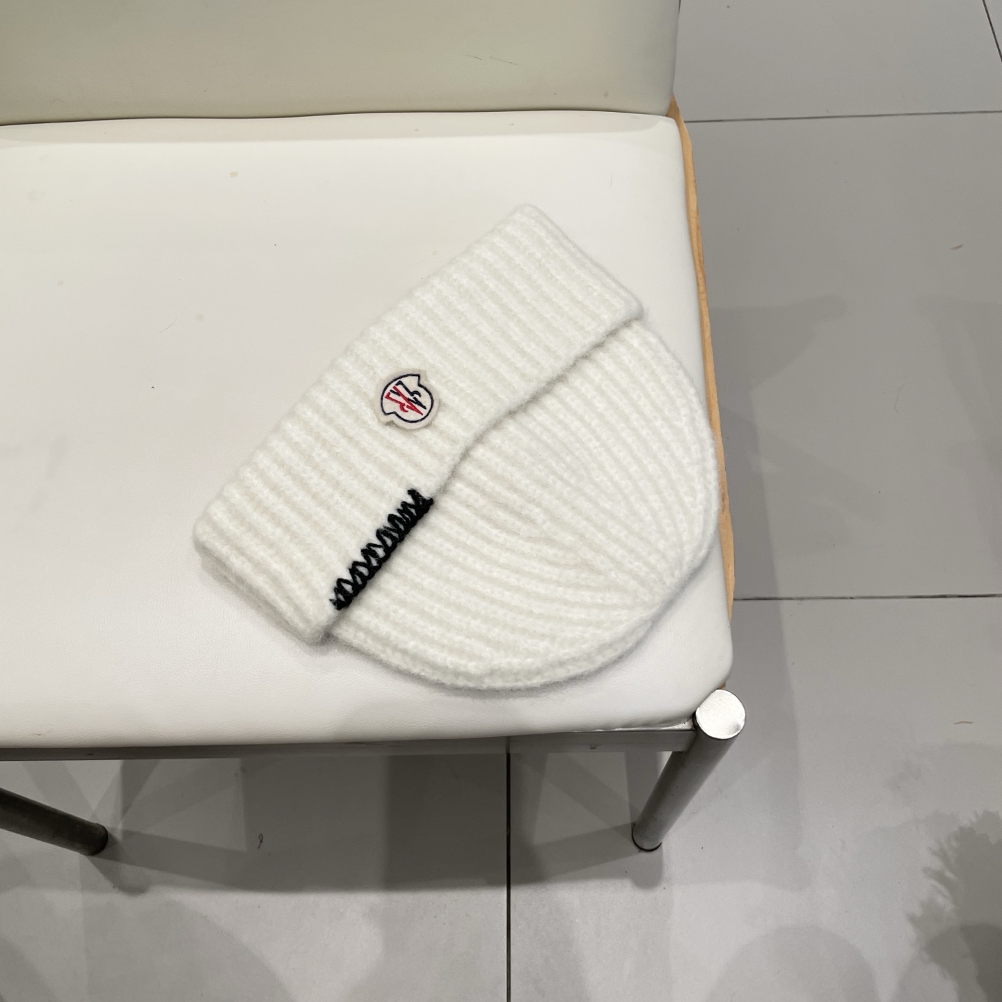 MONCLER蒙口🎩针织毛线帽，附带二维码，好品质高端大气，超柔软！超火爆💖质感很赞，出街超好搭配！时尚