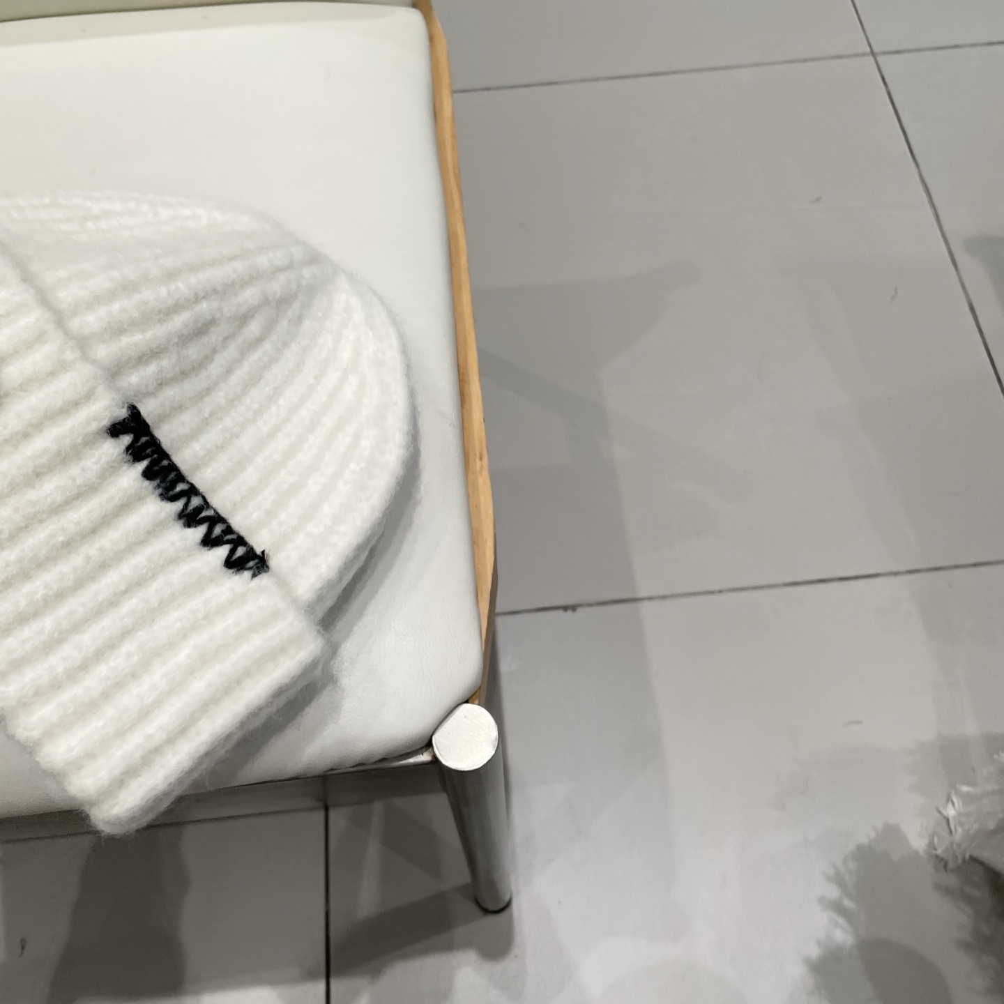 MONCLER蒙口🎩针织毛线帽，附带二维码，好品质高端大气，超柔软！超火爆💖质感很赞，出街超好搭配！时尚