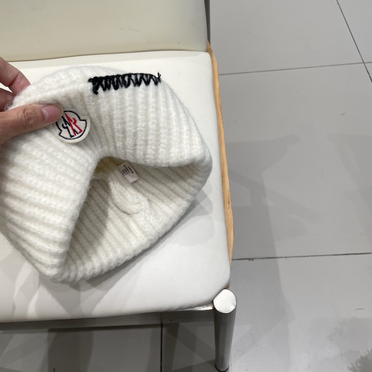 MONCLER蒙口🎩针织毛线帽，附带二维码，好品质高端大气，超柔软！超火爆💖质感很赞，出街超好搭配！时尚