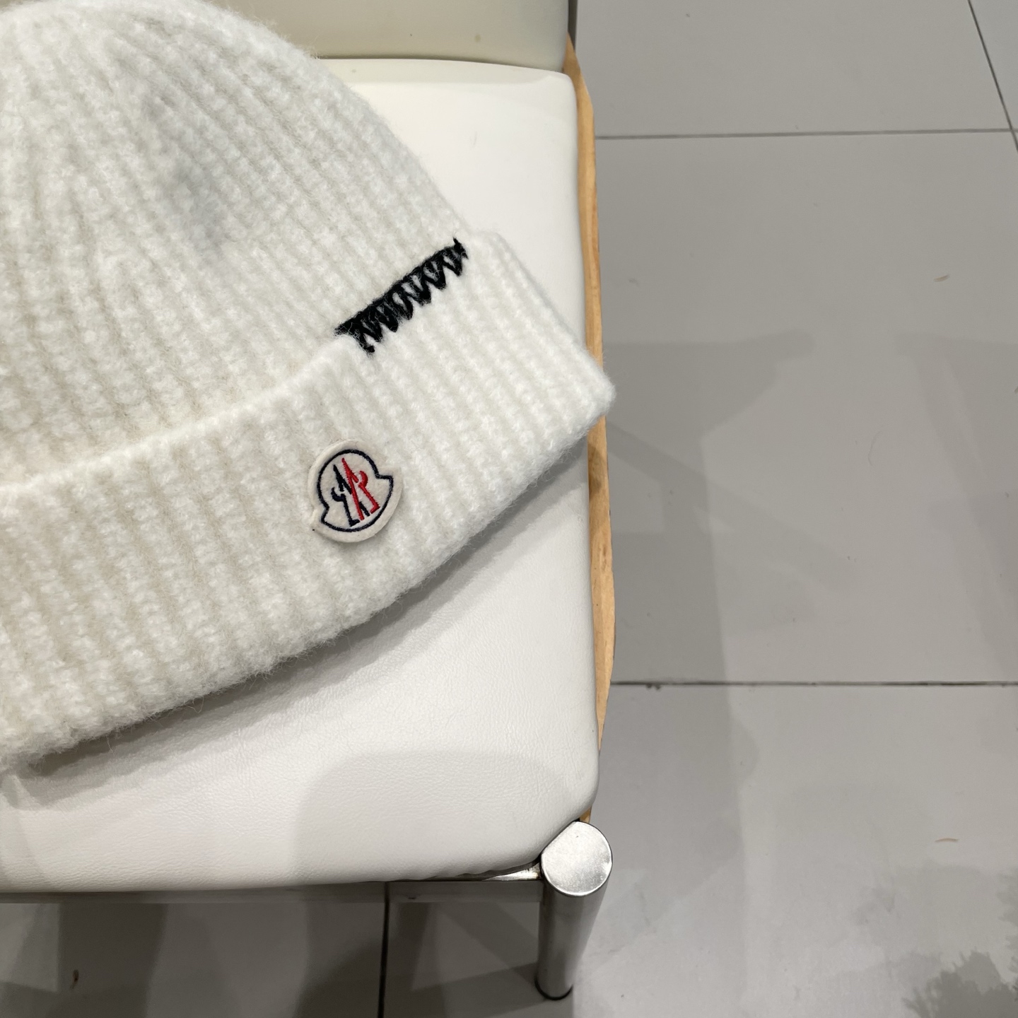 MONCLER蒙口🎩针织毛线帽，附带二维码，好品质高端大气，超柔软！超火爆💖质感很赞，出街超好搭配！时尚