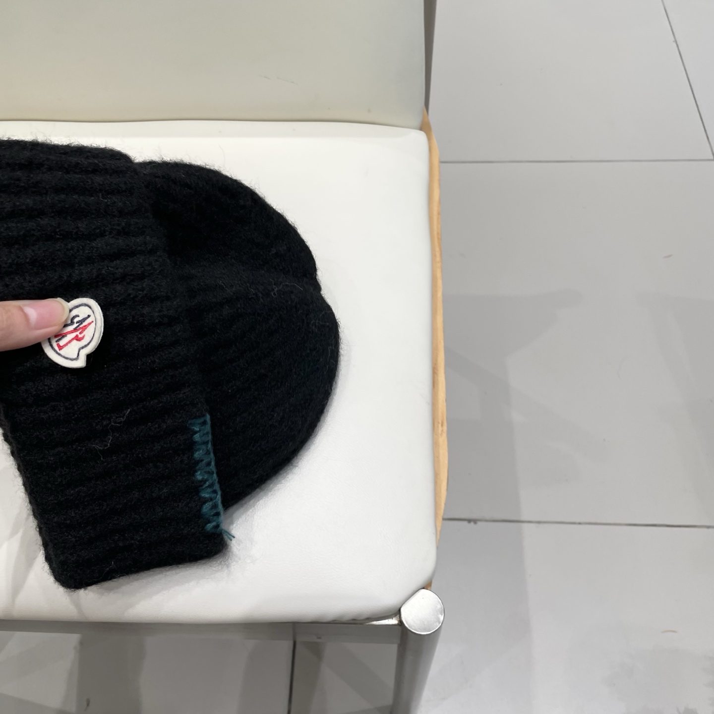 MONCLER蒙口🎩针织毛线帽，附带二维码，好品质高端大气，超柔软！超火爆💖质感很赞，出街超好搭配！时尚