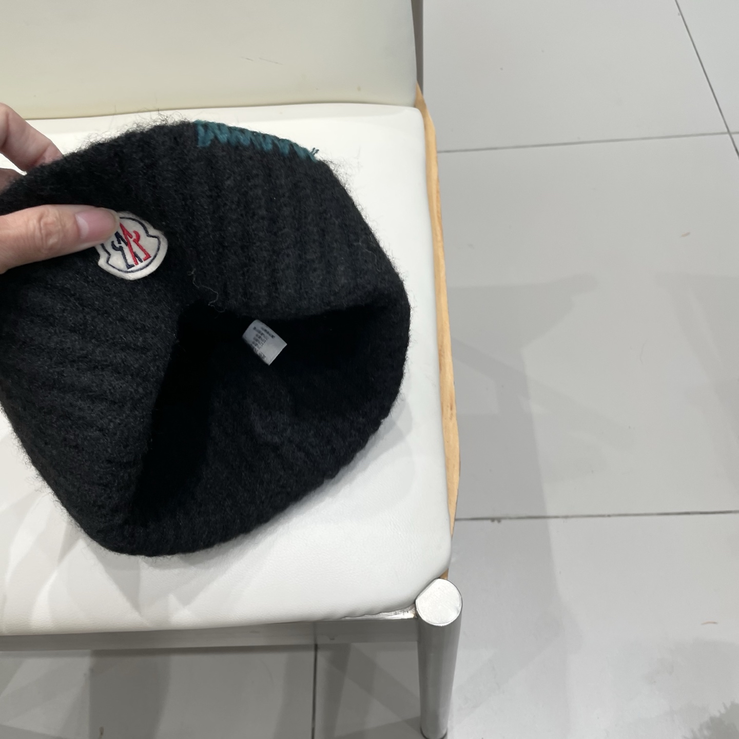 MONCLER蒙口🎩针织毛线帽，附带二维码，好品质高端大气，超柔软！超火爆💖质感很赞，出街超好搭配！时尚