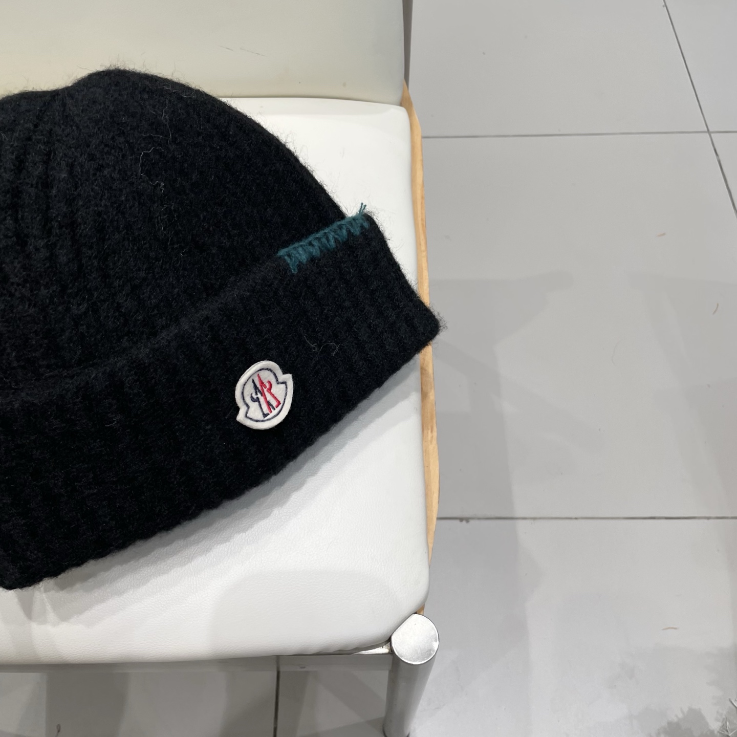 MONCLER蒙口🎩针织毛线帽，附带二维码，好品质高端大气，超柔软！超火爆💖质感很赞，出街超好搭配！时尚