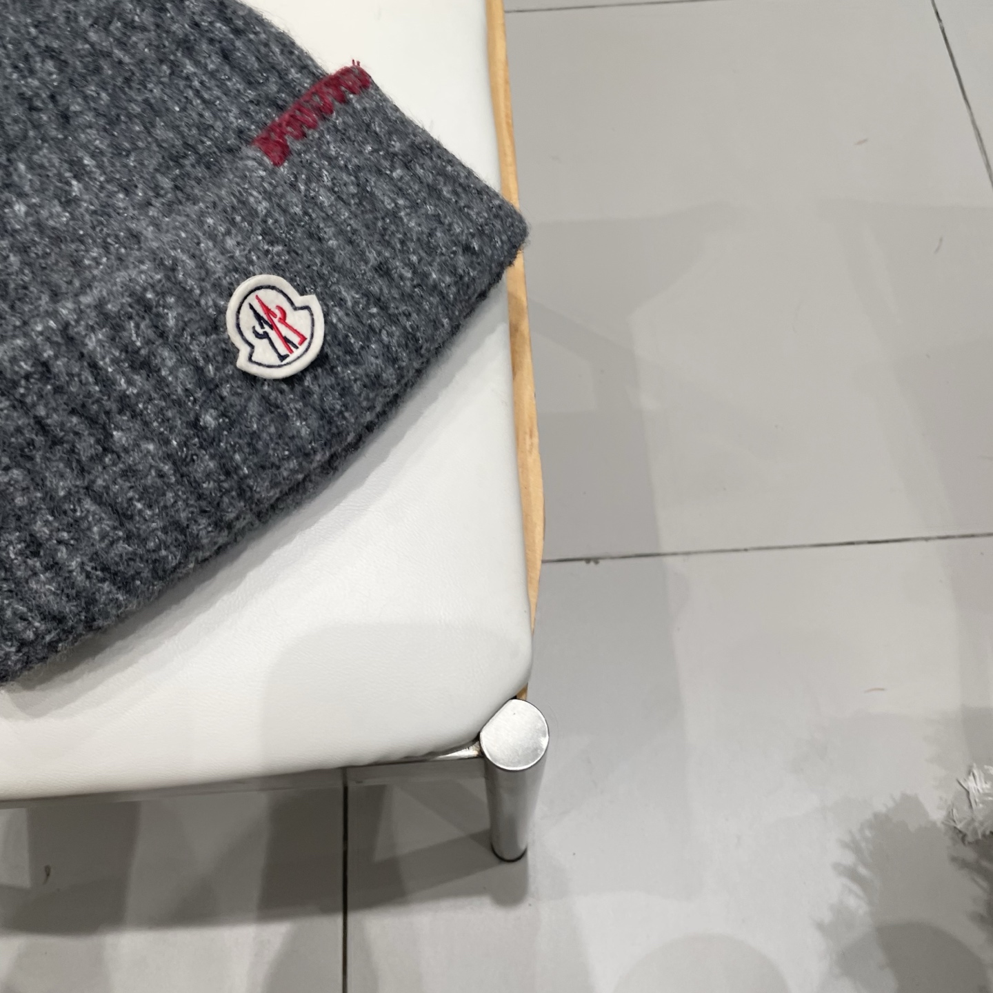 MONCLER蒙口🎩针织毛线帽，附带二维码，好品质高端大气，超柔软！超火爆💖质感很赞，出街超好搭配！时尚