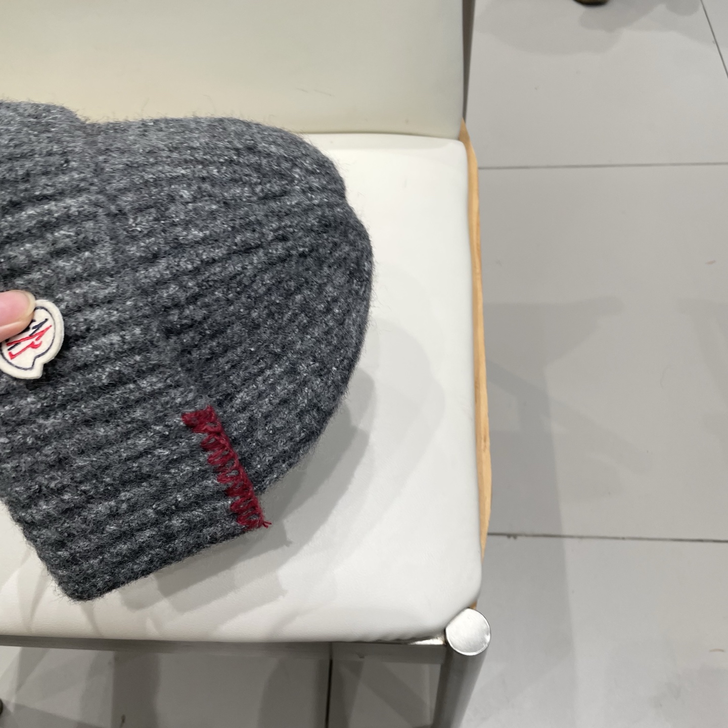 MONCLER蒙口🎩针织毛线帽，附带二维码，好品质高端大气，超柔软！超火爆💖质感很赞，出街超好搭配！时尚